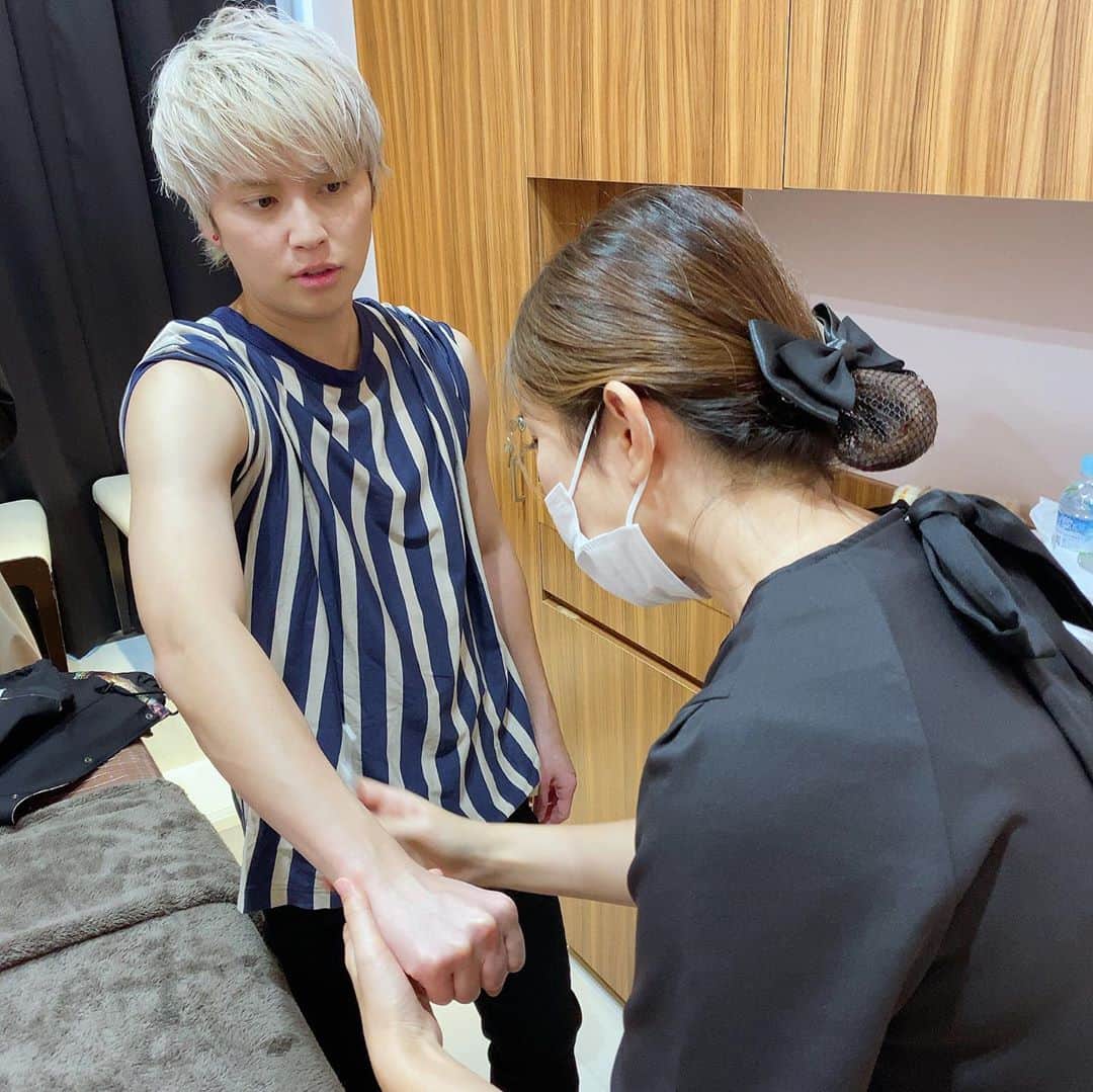 手越祐也さんのインスタグラム写真 - (手越祐也Instagram)「やっほー😊 salonがオープンしたから昨日心斎橋店行ってきましたー！ 実際俺も施術してもらったけど、痛みもないし最高だった♪ 昨日来店してくださった方々もスタッフのみんなも目がキラキラしていて元気もらいましたー！ 俺自身が男で脱毛してめちゃよかったからこの想い男性も共感してほしいからぜひ行ったら感想教えてね♪  そして、人生初の自撮り棒を購入したんだけどBluetoothで便利ですごいな！三脚にもなるし！！ これでオフ感強い動画やファンクラブのオフショットもたくさん自分で撮れるから強い味方♪(※時代遅れ笑) そして昨日の昼食はご当地駅弁をたくさん用意してくれて、めちゃ美味しかった！！ 俺大阪大好きだからまた近々行きまーす😍  Yahho-!! I went to my beauty salon in Shinsaibashi(Osaka) because it has just opened yesterday. I've tried it but there is no pain and awesome!! Customers and my staffs looked excited and gave me power. I'm really impressed with it and I think all guys will feel same way so please give me reviews when you try it.  I got a selfie stick as my first time but this is so convenient. It can be a tripod too!! I can take so many behind scenes shots for my fans.  And I ate many kinds of lunch boxes yesterday. That was very delicious!!  I love Osaka so will go back soon!!  #手越祐也 #yuyategoshi #手越祐也オフショット #てごにゃん #テイッ #tegoshi beauty salon #大阪」10月23日 17時01分 - yuya.tegoshi1054