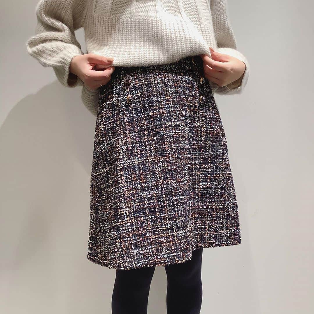 のインスタグラム：「[tweed mini skirt] . さまざまな糸が組み合わされたファンシーツィード。ラメやスパンコールの入った、華やかでほどよい厚みの素材感です。 フロントにあるくるみボタンがポイントです。 . skirt 982-79400 ¥12,000+tax . . #anatelier #anatelierofficial  #アナトリエ #tweed」