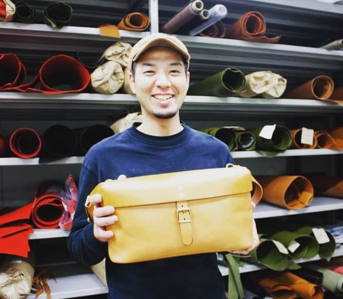 HERZ ヘルツさんのインスタグラム写真 - (HERZ ヘルツInstagram)「先日新作として登場した #コンテナボディバッグ は仙台店の作り手庄子（しょうじ）が手がけました！ 公式ホームページのブログにて誕生秘話アップしております✨ 詳しくはブログをcheck👀 ﻿ #ヘルツ #ヘルツ仙台店 #革 #レザー #革製品 #革小物 #革雑貨 #革職人 #作り手 #レザーバッグ #herz #herzbag #leather #madeinjapan #factory #ボディバッグ」10月23日 17時13分 - herz_bag