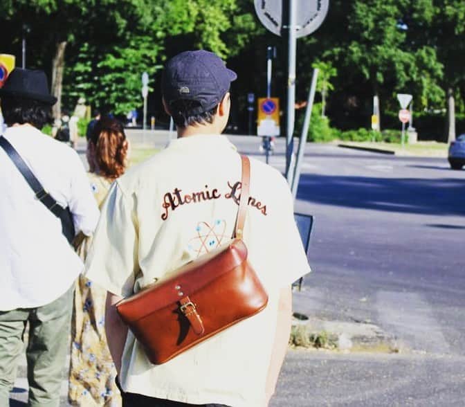 HERZ ヘルツさんのインスタグラム写真 - (HERZ ヘルツInstagram)「先日新作として登場した #コンテナボディバッグ は仙台店の作り手庄子（しょうじ）が手がけました！ 公式ホームページのブログにて誕生秘話アップしております✨ 詳しくはブログをcheck👀 ﻿ #ヘルツ #ヘルツ仙台店 #革 #レザー #革製品 #革小物 #革雑貨 #革職人 #作り手 #レザーバッグ #herz #herzbag #leather #madeinjapan #factory #ボディバッグ」10月23日 17時13分 - herz_bag