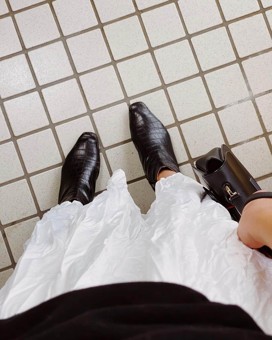 黒澤かなえさんのインスタグラム写真 - (黒澤かなえInstagram)「私服は気づけばモノトーン でもこの冬ブルーとかコーラルが気になります  さて家の中でイエローのカーディガンが迷子。 どこに閉まったかな🤯  ．  #モノトーン#白黒#fashion#work#skirt#coodinate#boots#styling」10月23日 17時06分 - k_kana