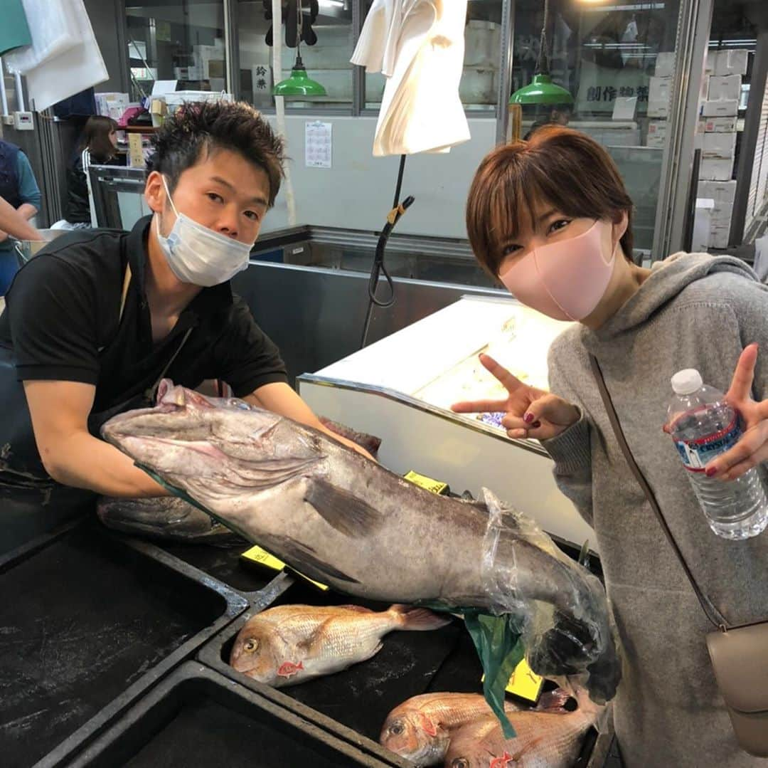 里美ゆりあさんのインスタグラム写真 - (里美ゆりあInstagram)「豊洲市場に初めて行ってきたよ^ ^  アオヤガラとかタマンとか外道で狙って釣れないから買いたい！！  ってなったけど市場にも流石に仕入れがなく。。  アラとイシガキダイを半身ずつで2万円で購入させて頂きました(^^)  しかし、やはり釣って食べたい！！  苦労して釣る分美味しさが倍増するからね♪♪  イシガキダイは物凄い脂で刺身では食べれなかったから味噌汁に入れたり 鍋にしたり(^^)  アラはお刺身、カルパッチョにしたり(^^) 初めての磯釣りでイシガキダイ釣りに挑戦しないと〜笑  ここの市場にはマグロを保管するマイナス60度の倉庫があり 入らせてもらったけど1分持たなかった笑  って事で楽しい体験させて頂き ありがとうございました( ´艸｀)♪♪  #豊洲 #豊洲市場  #マグロ #釣り #魚 #fishing  #fish  #アラ #イシガキダイ #里美ゆりあ」10月23日 17時06分 - satomiyuria