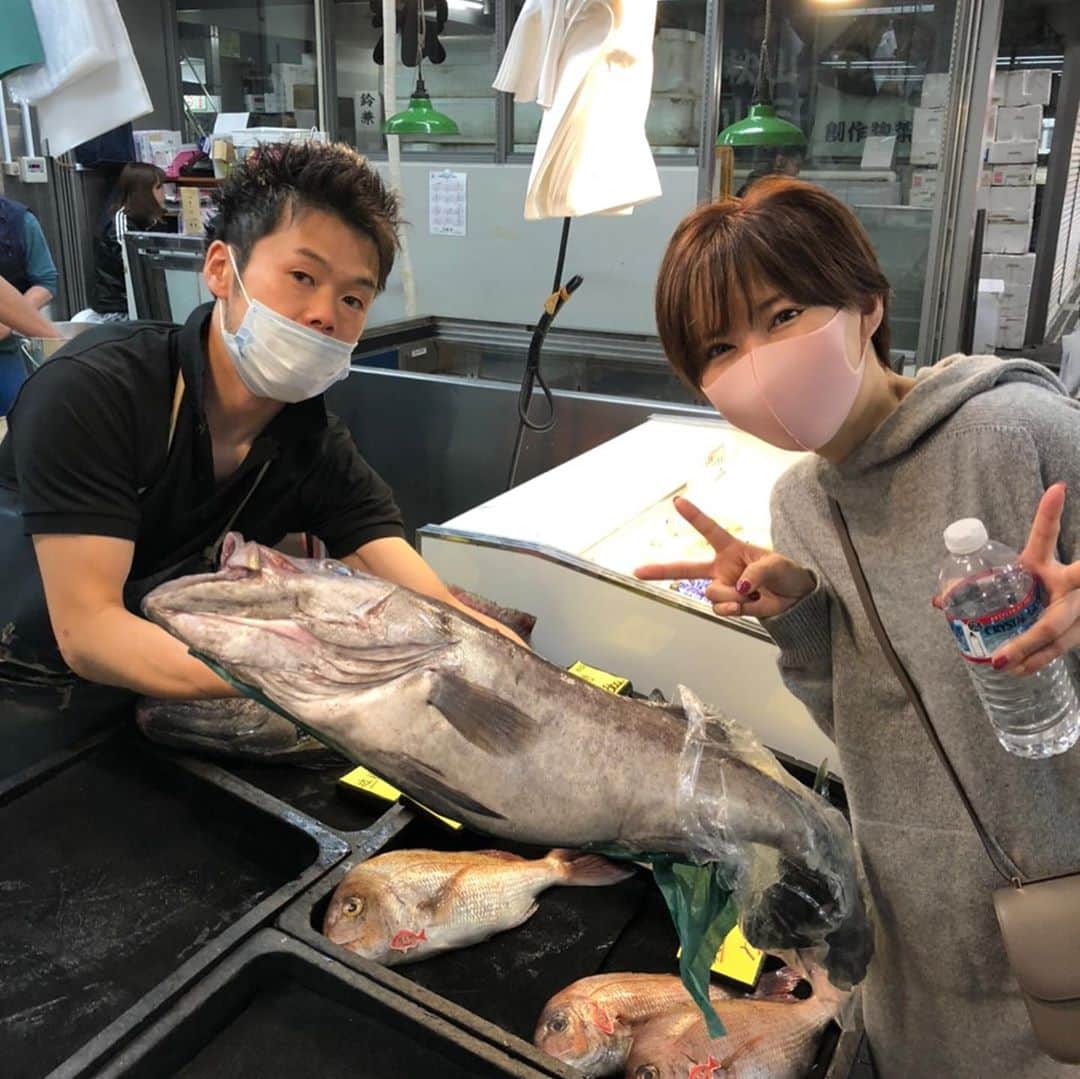 里美ゆりあのインスタグラム：「豊洲市場に初めて行ってきたよ^ ^  アオヤガラとかタマンとか外道で狙って釣れないから買いたい！！  ってなったけど市場にも流石に仕入れがなく。。  アラとイシガキダイを半身ずつで2万円で購入させて頂きました(^^)  しかし、やはり釣って食べたい！！  苦労して釣る分美味しさが倍増するからね♪♪  イシガキダイは物凄い脂で刺身では食べれなかったから味噌汁に入れたり 鍋にしたり(^^)  アラはお刺身、カルパッチョにしたり(^^) 初めての磯釣りでイシガキダイ釣りに挑戦しないと〜笑  ここの市場にはマグロを保管するマイナス60度の倉庫があり 入らせてもらったけど1分持たなかった笑  って事で楽しい体験させて頂き ありがとうございました( ´艸｀)♪♪  #豊洲 #豊洲市場  #マグロ #釣り #魚 #fishing  #fish  #アラ #イシガキダイ #里美ゆりあ」