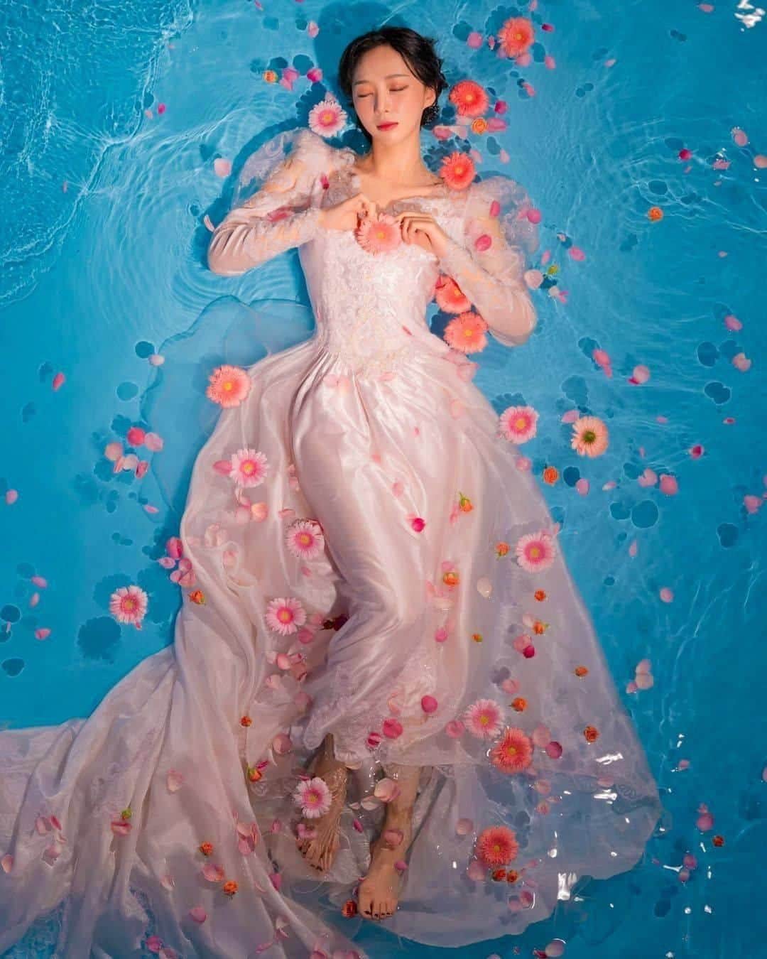 ♡プラコレWedding·⋆*さんのインスタグラム写真 - (♡プラコレWedding·⋆*Instagram)「@placolewedding【#DRESSY花嫁 】【#プラコレ】をつけて投稿&フォローしてね♩ . ＝＝＝＝＝＝＝＝ . ウェディングフォトの最先端をいく 韓国スタジオ@rubyjayne_dress の 幻想的でロマンチックなお写真をcheck✔️  水中の中での美しいドレスの色合い、 シルエットがとってもよく伝わります..✨ . ＝＝＝＝＝＝＝＝ 👗 photo by... @rubyjayne_dress さん . ＝＝＝＝＝＝＝＝ 『#DRESSY花嫁』『#プラコレ』の ハッシュタグをつけて写真をUPしてね✦ 花嫁アプリ『DRESSY by プラコレ』の 記事に掲載＆リグラムされるかも♩ . みなさまからのいいねや保存 コメントをお待ちしています♥ 「このウェディングドレス可愛い！」 「ヘアスタイルも気になる！！」 「今の花嫁さんの流行りは！？」etc. . ＝＝＝＝＝＝＝＝ 花嫁アプリでは、 プロのアドバイザーに結婚式の相談を何度でも♡ ウェディングドレスの記事や、 自分のウェディングレポを残せちゃう♡” . ＞＞＞TOPのURLからcheck ⋈ @placolewedding ＞＞＞結婚のご相談は プラコレウェディングアドバイザーへ♡ @wedding_adviser ＞＞＞ウェディングレポを残したいなら、 farny by プラコレをcheck ✎ @farny_wedding ＞＞＞ウェディングアイデア＆DIYは ドレシーアイデアcheck ❁ @dressy_idea >>>素敵なドレスに出会いたい花嫁さま♡ @dressyonline_をcheck . ＝＝＝＝＝＝＝＝＝＝＝＝＝＝＝＝ . #プレ花嫁 #卒花 #花嫁 #卒花嫁 #結婚 #結婚式 #結婚準備 #花嫁準備 #weddingtbt #2020冬婚 #2021春婚 #水中フォト  #韓国フォト #韓国花嫁 #ウェディングフォト #ロマンチックフォト #스튜디오원포토그라피 #웨딩사진 #カラードレス #グリーンドレス #ウェディングフォト #撮影指示書 #フォトウェディング」10月23日 17時07分 - placole_dressy