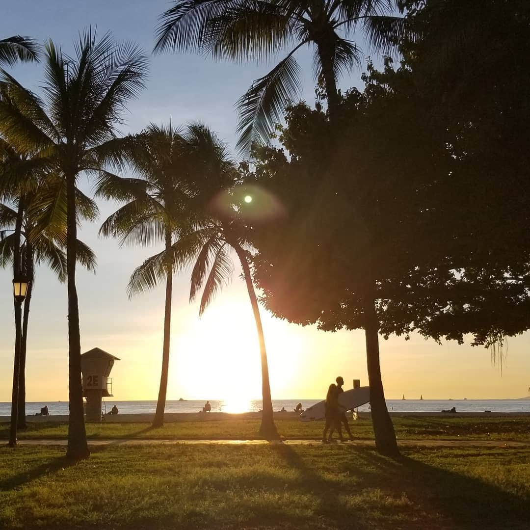 瀬川慶のインスタグラム：「Day one of Tier 2!  ハワイ回復システム第２段階スタート!  #hawaii #aloha #sunshine #sunset  #waikikibeach #waikiki #kaimanabeach #covid19hawaii  #tier2 #ハワイ　#アロハ　#太陽　#ワイキキビーチ　#ワイキキ　#サンセット #ハワイ好き　#ハワイ旅行　#コロナに負けるな」