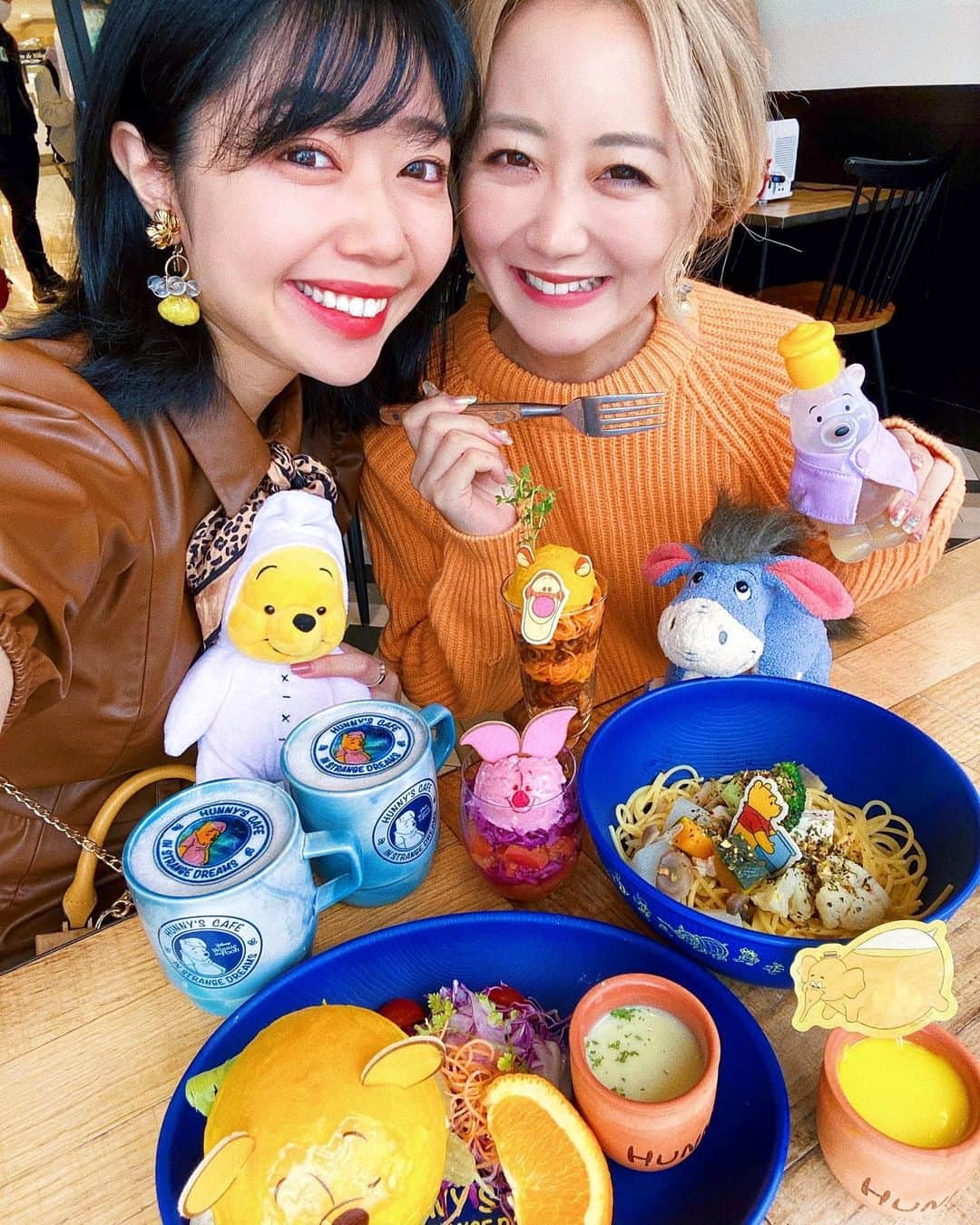 中島奈津希さんのインスタグラム写真 - (中島奈津希Instagram)「🍯❤️👭🏻﻿ ﻿ ﻿ ﻿ ﻿ ﻿ ﻿ 食べ物を前にすると﻿ 笑顔が3倍輝きます🙋🏻‍♀️🙋🏻‍♀️💭❤️笑﻿ ﻿ ﻿ ﻿ ﻿ ﻿ この日ね、﻿ 私が集合時間1時間間違えてて﻿ 20分で準備したから﻿ ﻿ お姉(@nakajima_natsuki )はちゃんと﻿ #ティガーバウンド で来てくれたのに﻿ #プーさんバウンド 予定だった私は﻿ ただただ着たかったお洋服で登場🙆🏻‍♀️💕←﻿ ﻿ ﻿ 寝る前に次の日の準備はちゃんとしようと誓いました🙋🏻‍♀️(たぶん、しない。笑)﻿ ﻿ ﻿ ﻿ ﻿ ﻿ ﻿ ﻿ ﻿ ﻿ どのメニューも可愛いから﻿ 見た目重視かな？と思ったけど﻿ ちゃんと美味しくてビックリした😳❤️﻿ ﻿ #はちみつカフェ は当日空いていれば入れるみたいだけど﻿ かなり人気だから行きたい方は﻿ 必ず予約する事をオススメします🥺❤️﻿ ﻿ ☁️☁️☁️☁️☁️☁️☁️☁️☁️☁️☁️☁️☁️☁️☁️☁️﻿ #disneysisters_jp ←#中島姉妹 ディズニーまとめ﻿ #プーさんカフェ#ぷーさんカフェ　﻿ #くまのプーさん #プーさん　﻿ #ティガー#ピグレット#ディズニーバウンド　﻿ #ディズニーカフェ#ohmycafe #オーマイカフェ」10月23日 17時15分 - nakajima_natsuki