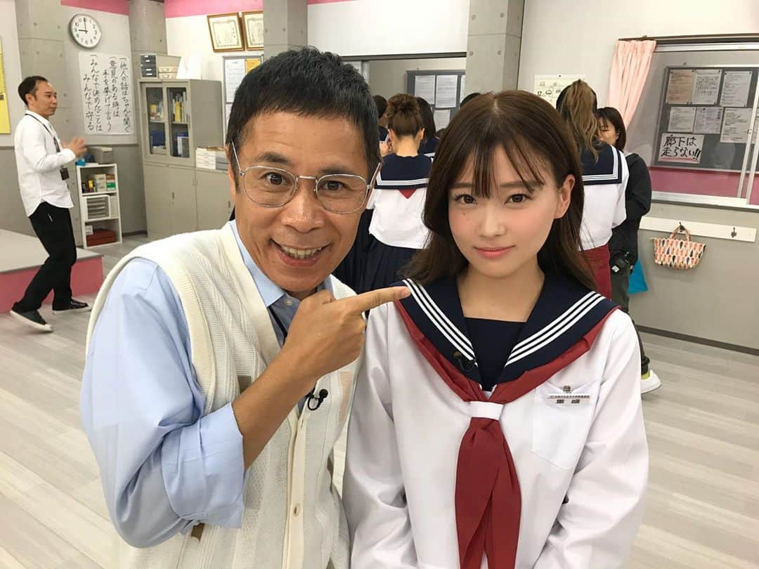 重盛さと美さんのインスタグラム写真 - (重盛さと美Instagram)「岡村先生👨🏻‍🏫 ご結婚おめでとうございます🌸✨ 小学校、中学校、高校、 どの先生よりもたくさん 「重盛〜！」と呼んでくれました。（笑） あの声が今でも頭から離れません🙉⚡️💤  そして、 なかなか卒業できず、 10年近く通わせて頂きました😂🤣🌸✨✨ 私の恩師☺️ 岡村先生、 末長くお幸せに🙌🌸🌸🌸✨ #めちゃイケ #岡村隆史 先生 #ご結婚おめでとうございます #懐かしい写真😂🥶」10月23日 17時16分 - satomi_shigemori