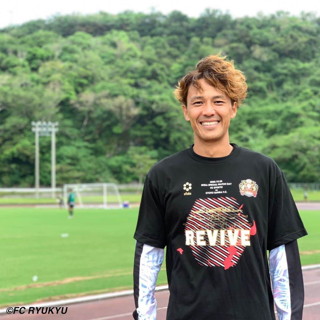 sfidaさんのインスタグラム写真 - (sfidaInstagram)「. 2020年10月25日 FC琉球🆚京都サンガFC. sfidaスペシャルマッチデー記念Tシャツ  試合当日sfida場外ブースで販売予定の記念Tシャツ👕 会場に来られないファンの皆様のために オンラインストアにて予約販売を実施しております✨  FC琉球の2020チームスローガンである「REVIVE 琉球再興！」からインスパイアされたデザイン。  “J1・アジア進出を目指してチームを再興していく、 サッカーを通じて沖縄の活性化や首里城の再興にも貢献していく”、FC琉球がこのスローガンに込めた決意を表しました。  その想いを選手・スタッフ・サポーターの皆様と分かち合う、sfidaスペシャルマッチデーが、 そんな一日になることを願っています。  #fc琉球 #fcryukyu #REVIVE #琉球最興 #首里城 #沖縄 #sfida #スフィーダ #sfidaスペシャルマッチデー #jリーグ #j2 #soccer #サッカー #football #フットボール #jリーグのある週末 #jリーグ観戦 #fc琉球2020 #ちばりよーfc琉球 #沖縄県」10月23日 17時16分 - sfidasports