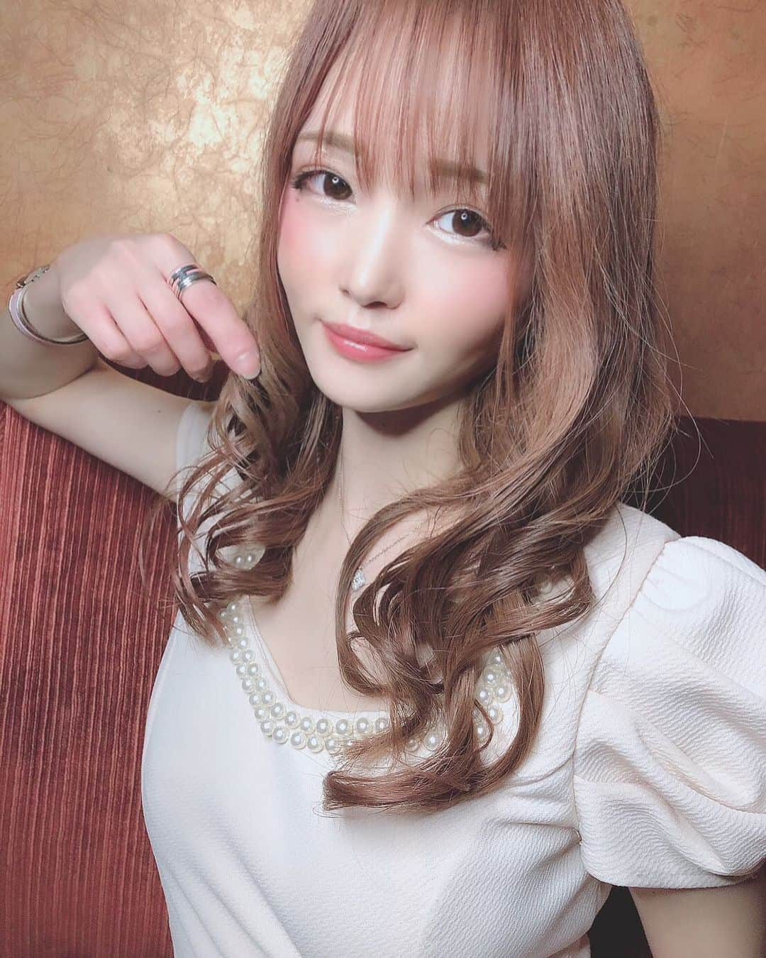 華小町のインスタグラム：「ひなさん😍  皆様お仕事お疲れ様です❣ 22時迄に2名様以上でのご来店でキープボトルを1本サービスさせて戴きます😤‼️ この機会にぜひ京美人とはんなりと遊んでみてはいかがでしょうか🥺✨  当店ではコロナ対策として下記の内容を徹底して営業させていただいております。  ❣️お客様・従業員の体温チェック ❣️手指の消毒 ❣️従業員のマスクの着用 ❣️テーブルやソファの除菌・消毒 ❣️テーブル間隔を空けてのご案内 ❣️次亜塩素酸水での空間除菌 ❣️マスク、フェイスシールドの無料提供 ❣️お手洗いの定期消毒 ❣️店内清掃の徹底  当店は最善の注意を払って営業しております‼️  当店ではスタッフ、ホステスさんの募集をしております‼️‼️ 少しでも気になったり、ご興味がございましたらお気軽にDM又はお電話でお問い合わせください😍 TEL075-551-8750  #華小町 #カイザー #カイザーグループ #kaiser #キャバクラ #祇園キャバクラ #キャバ嬢 #ニュークラブ #夜職 #お水 #京都 #祇園 #錦 #国分町 #中洲 #六本木 #歌舞伎町 #北新地 #東京 #大阪 #名古屋 #福岡 #銀座 #モデル #美人 #美女図鑑  #likeforlikes #liketime」