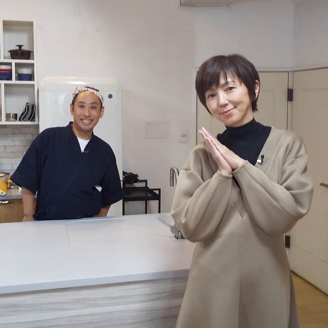 のインスタグラム：「明日10/24 22:45から NHK #小腹すいてませんか  ゲスト #渡辺満里奈 さんのご自宅の冷蔵庫を スタジオ内に驚かれるくらい完全再現し、 その場できじまが #アドリブ料理 ！  オーダーはまさかの中1男子向けのお弁当！ 25年前の自分を思い返しながら、 久々のお弁当作りにチャレンジしました！  #調理台を挟んで前後でソーシャルディスタンス #きじまりゅうたの小腹すいてませんか #きじまりゅうた」