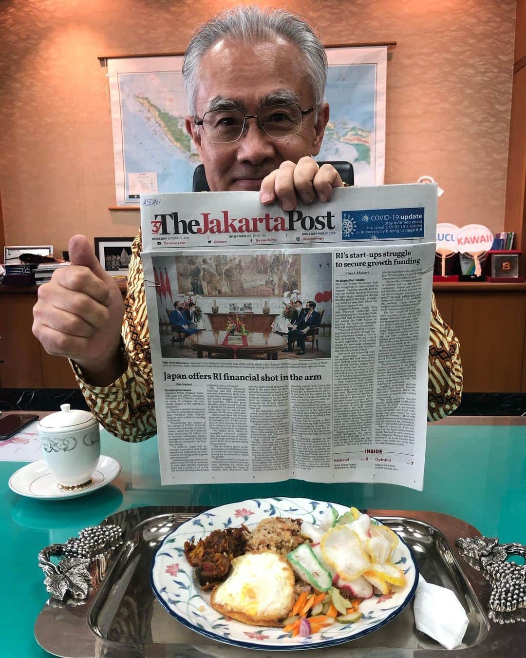 石井正文のインスタグラム：「Menu makan siang adalah nasi goreng ikan cakalang🐟🐟 khas Manado. Nasi goreng jenisnya bermacam-macam dan yang sering dimakan adalah nasi goreng daging ayam tetapi nasi goreng ikan ini juga enak sekali.🍴 Kunjungan PM Suga Yoshihide ke Indonesia 2 hari yang lalu sudah dimuat di halaman utama harian Jakarta Post dan Kompas.😋👍🏻👍🏻  お昼のメニューはナシゴレン・イカン・チャカランでした。イカンとは魚、イカン・チャカランでカツオです🐟🐟マナド料理です。ナシゴレンにもいろいろあり、鶏肉のナシゴレンが多いですが、魚のナシゴレンもとても美味しかったです🍴 先日の菅総理のインドネシア訪問は、Jakarta PostやKompasにも大きく取り上げられていました😋👍🏻👍🏻  #dutabesarjepang#dubesishii#makansiangdubes#ishiitaishi#exploreindonesia#makanankhasindonesia #seriemakansiangdubes#サラメシ#大使メシ#ジャカルタ#インドネシア#nasigoreng#ikancakalang#manado#jakartapost#kompas#perdanamenterijepang#lawatanluarnegeri」