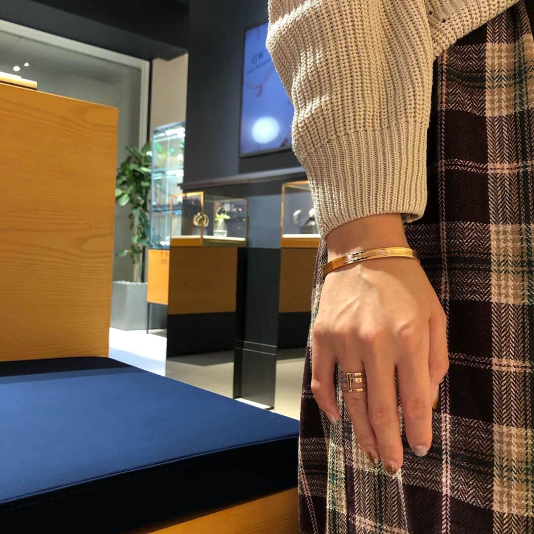 キャナルシティ博多のインスタグラム：「新作のご紹介 / Daniel Wellington(サウスビル1F)  ELAN(エラン)コレクションがリリースされました。リングやブレスレット、ピアスはどれもドイツの職人の手で作られています。  ライトピンクの文字盤が魅力的な腕時計(Pic2,4)も新たに登場しています。  カラーはローズゴールドとシルバーの2色展開。 腕時計とのペアリングをお楽しみください。  🥳CANAL INFORMATION🥳 10/23(金)〜10/25(日)の3日間はキャナルシティ博多館内ご利用でf-JOYポイント5倍を、開催！  #キャナルシティ博多 #キャナル #博多 #キャナルシティ #福岡 #天神 #ふくおか #ダニエルウェリントン #danielwellington #elan #エラン #腕時計 #ウォッチ #アクセサリー #ブレスレット #ピアス #ネックレス #ローズゴールド #新作 #新作アクセ #お買い物 #購入品 #プレゼント #ギフト #贈り物 #ご褒美 #ご褒美アクセ #ご褒美ジュエリー #自分へのご褒美 #欲しいものリスト」