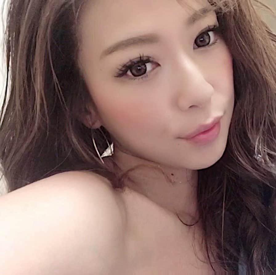 長谷川唯のインスタグラム：「・ ・ 東京へ行ったとき、美容に時間を使った😄❤️マツエクも　@salon_ef_shibuya へ久々に行けて嬉しくて、私の担当林さんと沢山お話しもできてテンション上がったのはここだけの話し🤫笑  ・ ・ 林さんの腕はすごく、本当安定した綺麗なマツエクにしてくれる🤍ありがとうございました✨✨  ・ ・ #マツエク #次付けるときは林と話し合って違うデザインにしようと思ってる #me #happy #today #love #shibuya」