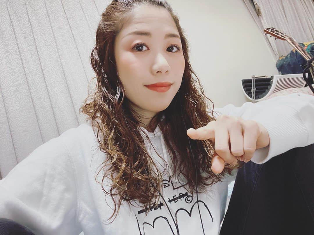 梶有紀子さんのインスタグラム写真 - (梶有紀子Instagram)「. 梶有紀子 Official Web Fan Club KAJIKAJI NEWS📰 . 【Switch MV 4000回再生突破！＆明日21時〜はFC限定YouTube生配信！9月号 EDIT Ver.も公開中＊】blog UPしました✍️ . いよいよ次のコンテンツは明日24日に限定YouTube LIVEを配信🙌 . 先月号のアーカイブのEDIT版も20日からFC限定で公開中です🎥 . そしてSwitchのMV4000再生を受けて記事を書きました📝 . この機会に是非join！して下さいね✨ https://camp-fire.jp/projects/view/118457 . #Switch #プロジェクト #4000回 #arigato #明日は #FC限定 #YouTubeLive #お楽しみに . . . #stayhome #梶有紀子 #yukikokaji #シンガーソングライター #弾き語り #ギター弾き語り #ミュージシャン #ギター女子 #switch #jpop #music #singer #songwriter #instamusic」10月23日 17時25分 - kajiyukiko1112