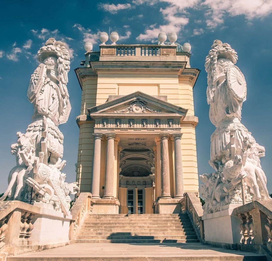 エールフランスのインスタグラム：「Beauté d'architecture et temple de culture, Vienne dans toute sa splendeur.  Beauty of architecture and culture, Vienna in all its splendor.   Merci à @eserbb 📸  #AirFrance #wanderlust #positano #views #travelspic #belvederecastle #vienna #viennaaustria #AirFranceProtect」