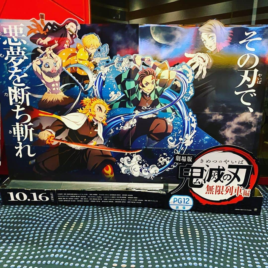 ちゃたさんのインスタグラム写真 - (ちゃたInstagram)「鬼滅の映画行ってきたよ！無限列車編みてきた🚂💨  朝は7席しか埋まってなかったけど、始まったら結構いっぱいだった✨😆 予約早かったからいい席で真ん中中段で見やすかったよぉ😳😆💕  いやー楽しかった✨❤️映画なんて、仮面ライダーエグゼイドぶりでした😂😂😂  やっぱ映画館でみるといいね😊👍 漫画で内容しってたからぼろぼろは大泣きしなかったけど、ウルウルなるね！！結構すすり泣いてる人多かったです。  映像ゃ音、アニメーション作りの感じがまた漫画と違ってすごいいいね！！帰ったらまた漫画読もうと✨💕💕💕  あっ、プレミアムと通常版パンフ再販で入荷してたから通常版とりあえずゲットした🥳❤️  #鬼滅の刃　#鬼滅　#映画　#movix #tohoシネマズ #鬼滅の刃好きさんと繋がりたい #鬼滅の刃アニメ #劇場版鬼滅の刃無限列車編 #劇場版#無限列車#煉獄杏寿郎 #ねずこ #たんじろう #映画#アニメ好き #映画好きと繋がりたい #伊之助#ぜんいつ　#鬼滅の刃漫画 #大ヒット#たのしかった #子供とお出かけ部 #鬼滅の刃柱#lisa #炎　#オタク#anime #animegirl #kimetsunoyaiba #アニメ好きな人と繋がりたい　#オタク女子」10月23日 17時40分 - c.h.a.t.a.13