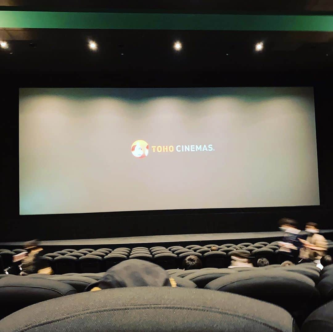 ちゃたさんのインスタグラム写真 - (ちゃたInstagram)「鬼滅の映画行ってきたよ！無限列車編みてきた🚂💨  朝は7席しか埋まってなかったけど、始まったら結構いっぱいだった✨😆 予約早かったからいい席で真ん中中段で見やすかったよぉ😳😆💕  いやー楽しかった✨❤️映画なんて、仮面ライダーエグゼイドぶりでした😂😂😂  やっぱ映画館でみるといいね😊👍 漫画で内容しってたからぼろぼろは大泣きしなかったけど、ウルウルなるね！！結構すすり泣いてる人多かったです。  映像ゃ音、アニメーション作りの感じがまた漫画と違ってすごいいいね！！帰ったらまた漫画読もうと✨💕💕💕  あっ、プレミアムと通常版パンフ再販で入荷してたから通常版とりあえずゲットした🥳❤️  #鬼滅の刃　#鬼滅　#映画　#movix #tohoシネマズ #鬼滅の刃好きさんと繋がりたい #鬼滅の刃アニメ #劇場版鬼滅の刃無限列車編 #劇場版#無限列車#煉獄杏寿郎 #ねずこ #たんじろう #映画#アニメ好き #映画好きと繋がりたい #伊之助#ぜんいつ　#鬼滅の刃漫画 #大ヒット#たのしかった #子供とお出かけ部 #鬼滅の刃柱#lisa #炎　#オタク#anime #animegirl #kimetsunoyaiba #アニメ好きな人と繋がりたい　#オタク女子」10月23日 17時40分 - c.h.a.t.a.13