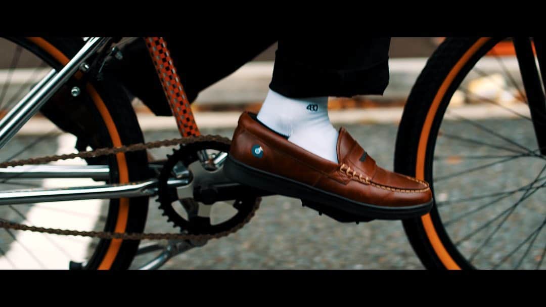 のインスタグラム：「gravis x @fourthirty_official "GF ODJICK 430SP"  日本のBMXシーンを牽引し、アパレルブランドとしてのみならずイベントオーガナイズや 映像制作等のクリエイティブ面でも活躍を見せるマルチクルーのする430（フォーサーティー）とgravisのコラボレーションモデル。  gravisのカジュアルハイブリッドシリーズ代表するモデル"ODJICK"(オジェック) をベースに、 しっかりとしたオイルレザーを使用し高級感とカジュアル感を両立させ、 ライニングには430オリジナルグラフィックのペイズリーテキスタイルを配置することで コラボレーションならではのデザインを引き立たせている。 アウトソールは見た目とは裏腹に軽量となっておりスニーカーの履き心地。#gravis #430 #sneakers #loafers」