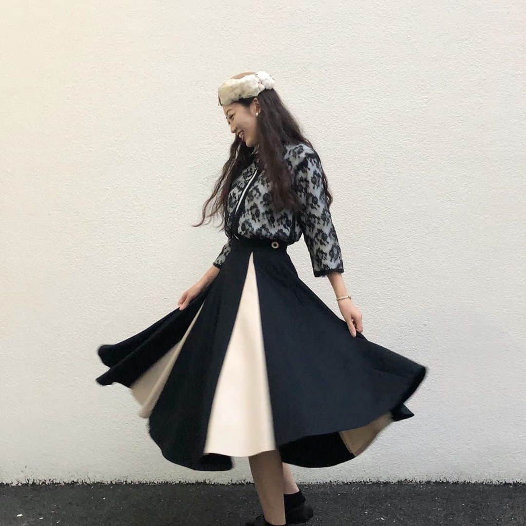 NUTTY Vintage&Collectibleのインスタグラム：「🍂RECOMMEND STYLE🍂  ☑︎vtg 50's black lace cardigan ☑︎TWO TONE SKIRT(S): @glazekohl  ☑︎vtg white fether wool hat  ドレッシーなカーディガンに、ベージュやブラウンのアイテムを取り入れることでデイリーに落とし込んだスタイル。 ウールスカートはパニエをいれなくてもこんなにボリューミー♡ 所々のベージュの切り替えが、脚長効果もある嬉しいスカートです。  ヴィンテージライクを楽しむならGLAZE KOHLのアイテムが間違いなし！ @glazekohl   ＊VINTAGE ONLINE STOREにてお買い求めいただけます＊  ------------------------------------ 🛍NUTTY通販について🛍 ------------------------------------- ＜ONLINE STORE＞ VINTAGE▶︎http://nutty.theshop.jp/ USED SELECT▶︎https://nuttyselect.official.ec/ （プロフィールページURLよりjump🕊） ㅤㅤㅤㅤㅤㅤㅤㅤㅤㅤㅤㅤㅤ ＜VIDEO CHAT SHOPPING＞ テレビ電話をお繋ぎして、リアルタイムでご案内いたします。詳細は過去の投稿をご覧ください。」