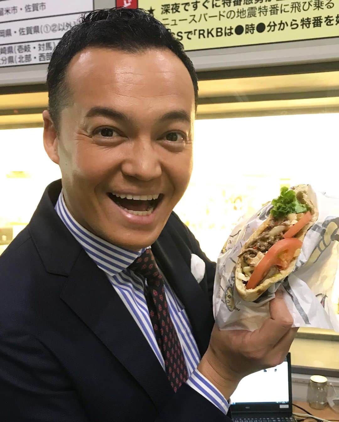三好ジェームスのインスタグラム：「ホークスとタダイマ！のコラボ企画！  栗原選手の『くりケバ』　激ウマ〜🤩  ペイペイドームの1番ゲートにあるスタ飯ラボで販売中！  #くりケバ#ケバブ#栗原陵矢#ホークス#ソフトバンクホークス#sh#タダイマ#コラボ#RKB」