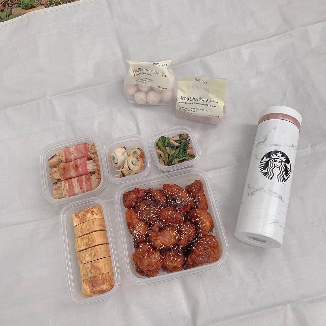 のインスタグラム：「お弁当🍱も作ってみたよ♡﻿ おにぎりも作ったけど写真撮り忘れちゃった😢﻿ ﻿ #お弁当 作ったの乃木中の手作りお弁当GP以来﻿ だったからお弁当箱とかも実家に﻿ 送っちゃてたから、zipperのタッパーで💖（笑）﻿ あの時はかりんちゃんに、﻿ 「ゆっちゃんのお弁当箱は絶対可愛い﻿ theぶりぶりみたいなやつのがいいよ！」﻿ っておすすめされて急遽買いに行ったな🥰❤️﻿ お弁当GPの時はアンパンマンポテトとか﻿ いれてたけど今回は全部手作りで〜！！！﻿ ﻿ 世の中のお弁当🍱毎日作ってる方﻿ 本当に尊敬する🥺♡偉い、凄い♡﻿ お弁当って量は少ないのに品数多めのイメージ﻿ 見栄え気にしちゃったりしてさらに難しくて😢﻿ ﻿ ・ヤンニョムチキン﻿ ・カニカマの卵焼き﻿ ・レモンバター風味 えのきのベーコン巻き﻿ ・ほうれん草のソテー﻿ ・ちくわの海苔チーズ巻き﻿ ﻿ お弁当のレパートリー増えせるように﻿ もっと頑張ろう〜🍑﻿ ﻿ ﻿ ﻿ #斉藤優里 #ゆったん﻿ #たんたんたんゆったんたん( •ㅈ• )﻿ #ゆったんのお料理日記﻿ #ランチ #ピクニック ﻿ #カニカマの卵焼きだけタッパーの大きさで彩り見えないの悔しい😡﻿」