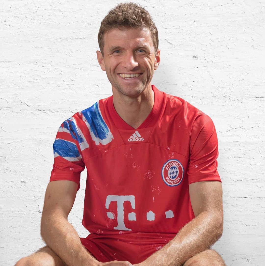 トーマス・ミュラーのインスタグラム：「Looks great, @pharrell! 👏 Thank you for this great jersey 😀👍🏼 @adidasfootball @fcbayern」