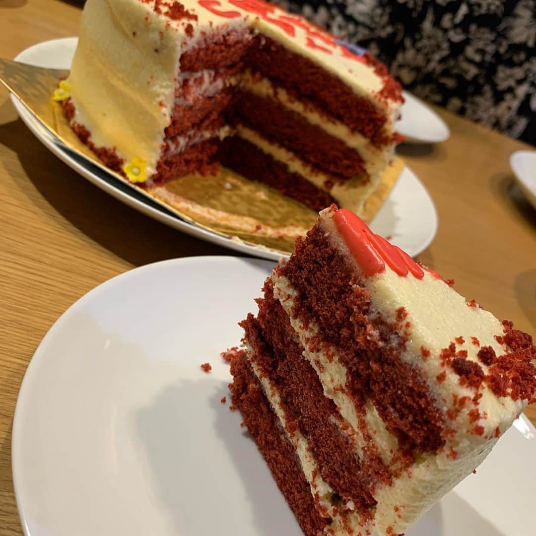 栗原由佳のインスタグラム：「レッドベルベットケーキ🎂ムスメがとにかくレッドベルベットが好きなので、いつものBella’sでカップケーキを頼もうと思ったらホールケーキもあるって💕💕かなりどっしりしてましたが大事に美味しくいただきました😍カップケーキはstay home期間中に頼んだもの🧁このフロスティングもおいしいのよねぇ🥰 #bellascupcakes #ベラズカップケーキ #ベラズ #redvelvetcake #レッドベルベット」