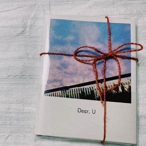 のインスタグラム：「本日ご紹介するのは、 𝕞𝕒𝕟𝕒 (@0502mana)さまの作品🥰 恋人の誕生日に贈った 二人だけのとっておきの フォトブック作品です📚 . 『彼氏の誕生日プレゼント としてつくりました😊 . フォトブックをつくるのは 初めてでしたが、 今まで2人で撮ってきた 写真を見て 思い出を振り返ったり、 レイアウトを考えるのは とても楽しかったです。 . 彼もとても喜んでくれたので、 また2冊目、3冊目と 増やしていきたいです😊』 と、𝕞𝕒𝕟𝕒 (@0502mana)さま🌿 . 二人の思い出を 綴ったとっておきの作品😍 コメントの通り、 使われているお写真や、 レイアウトも工夫がされていて とってもおしゃれで かわいい一冊に❣️ . あえて余白を 広めに取るレイアウトも 参考になりそうです🦄 . この作品でつかわれた アイテムは、 BUNKOの96ページ🌱 名前の通り、文庫本サイズの かわいいPhotobackです🦋 きっといつまでも お二人のそばでカタチとして 寄り添い続けるでしょう🌷 . 𝕞𝕒𝕟𝕒 (@0502mana)さま、 今回は素敵な作品を ありがとうございました🍒 . #photoback #フォトバック #フォトアルバム #フォトブック #フォトブックづくり #アルバム #photo #写真 #photoback作品紹介2020 #BUNKO #誕生日 #記念日 #恋人 #カップル #プレゼント #サプライズ」