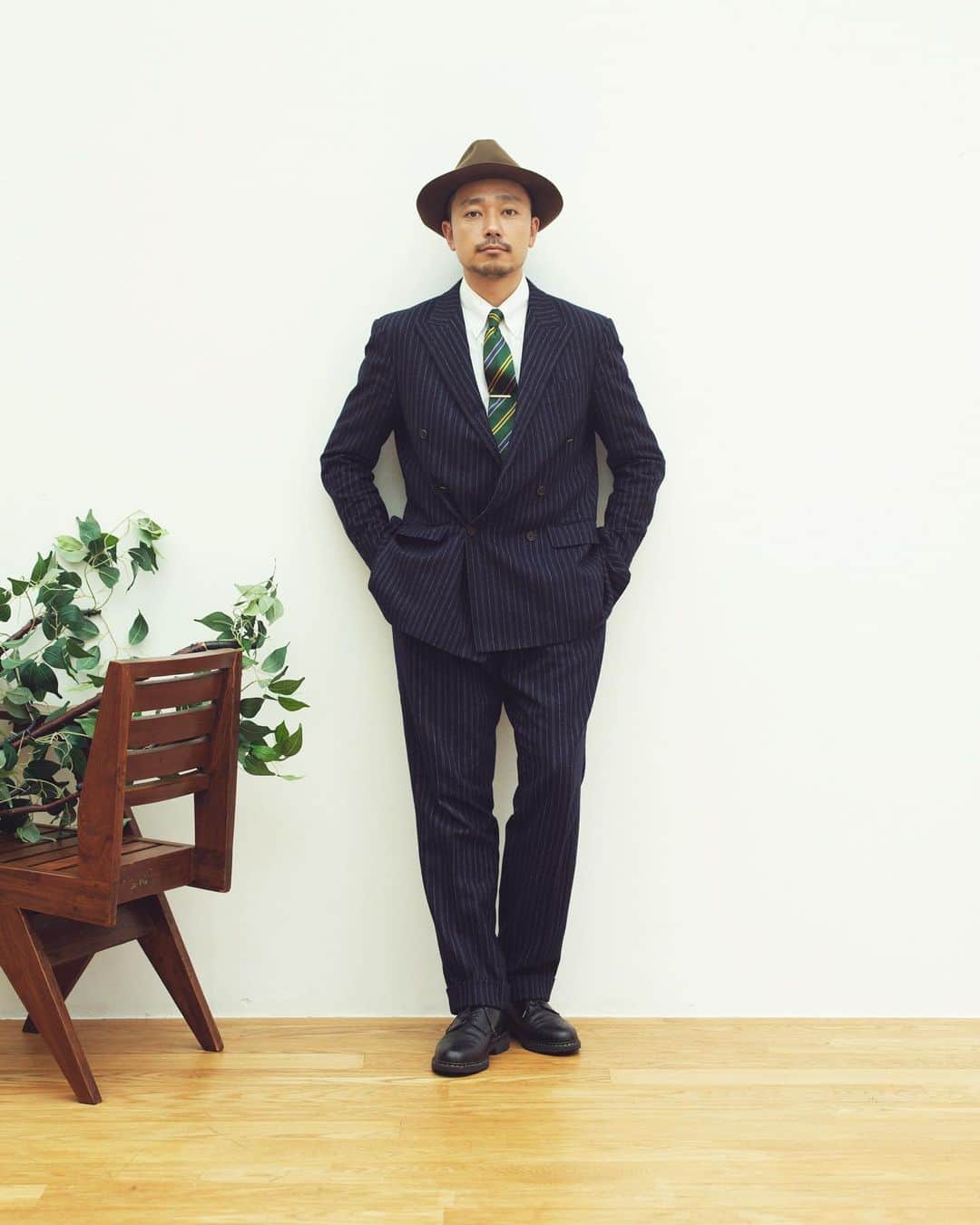 長山一樹のインスタグラム：「不自由は嫌ですが、とんでもなく自由になりたいわけでもありません。仕事とスーツの共通点として、暗黙のルールの中でいかに自分を出せるかというポイントだけでも十分自由に楽しめます。 #現場とスーツ  #suit #doublebreasted #mensfashion #gentlemanstyle #ralphlauren #brooksbrothers #paraboot #jameslock #pierrejeanneret  #スーツスタイル #メンズファッション #ラルフローレン #ピエールジャンヌレ」
