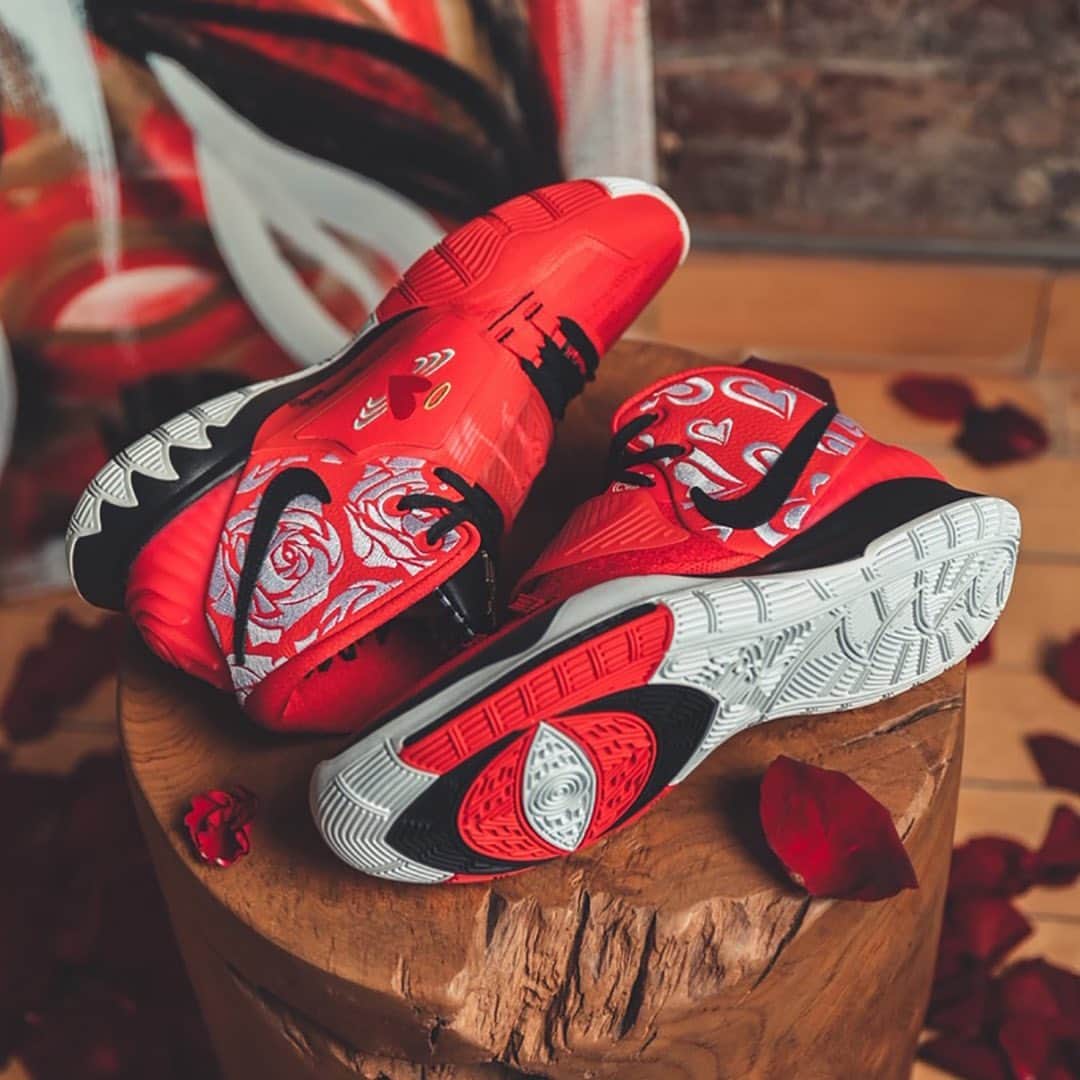 HYPEBEASTさんのインスタグラム写真 - (HYPEBEASTInstagram)「@hypebeastkicks: @kyrieirving, @sneakerroom and @nikebasketball are raising funds for the battle against breast cancer with a Kyrie 6 “Mom” collection. The silhouette comes in cream, black and red, and each pair comes embroidered with hearts around its collar, a heart with wings and a halo on the lateral side of the midfoot strap, and “Elizabeth” (Irving’s mother’s name) and “Ellen” (Kaufman’s mother’s name) are inscribed above the toebox. For a personal touch, the inner half of each forefoot strap also comes adorned with “In honor of _____,” enabling the wearer to show their love for their own mother. Expect them all to be available via Sneaker Room come October 23.⁠⠀ Photo: Sneaker Room」10月23日 17時49分 - hypebeast