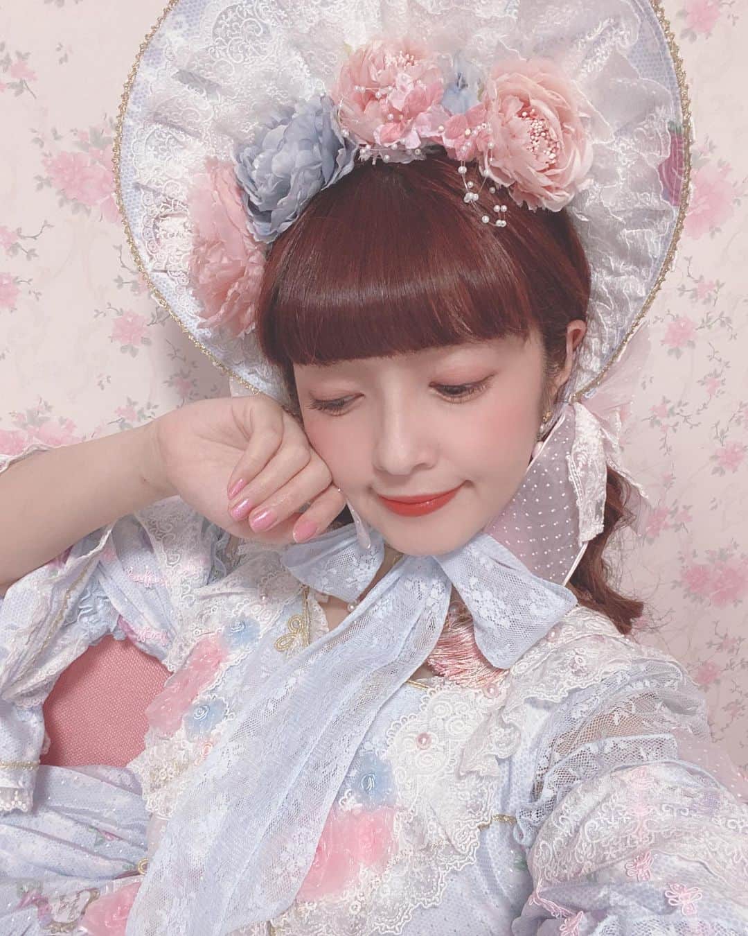 青木美沙子さんのインスタグラム写真 - (青木美沙子Instagram)「今日も今日とてボンネット💓 ボンネットは無敵です💓」10月23日 17時45分 - misakoaoki