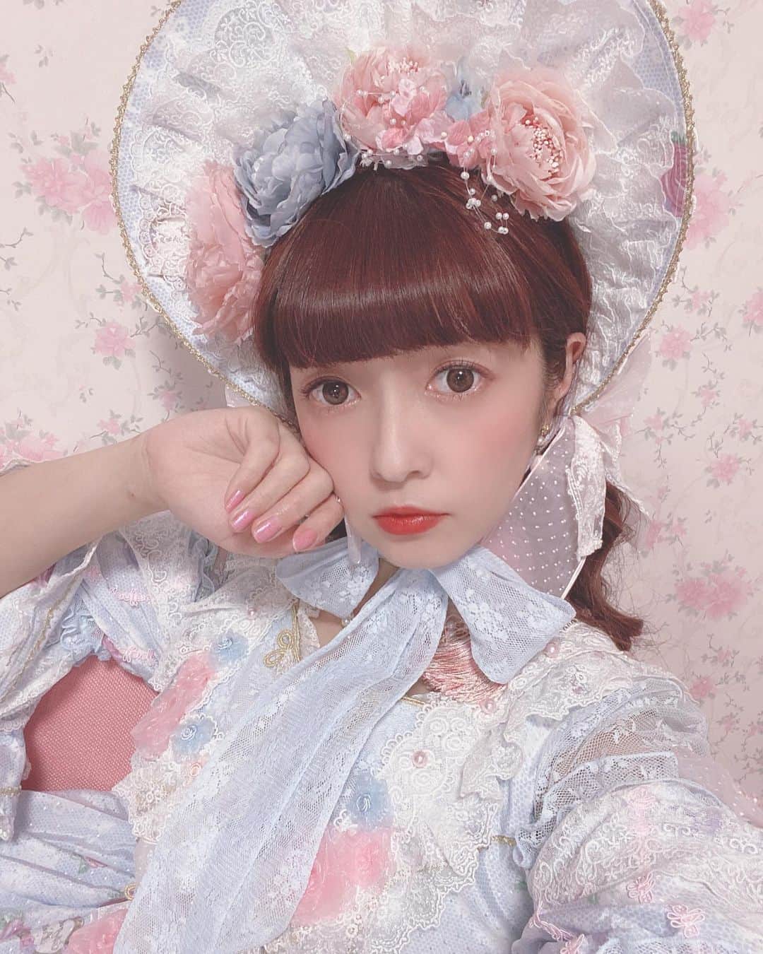 青木美沙子さんのインスタグラム写真 - (青木美沙子Instagram)「今日も今日とてボンネット💓 ボンネットは無敵です💓」10月23日 17時45分 - misakoaoki