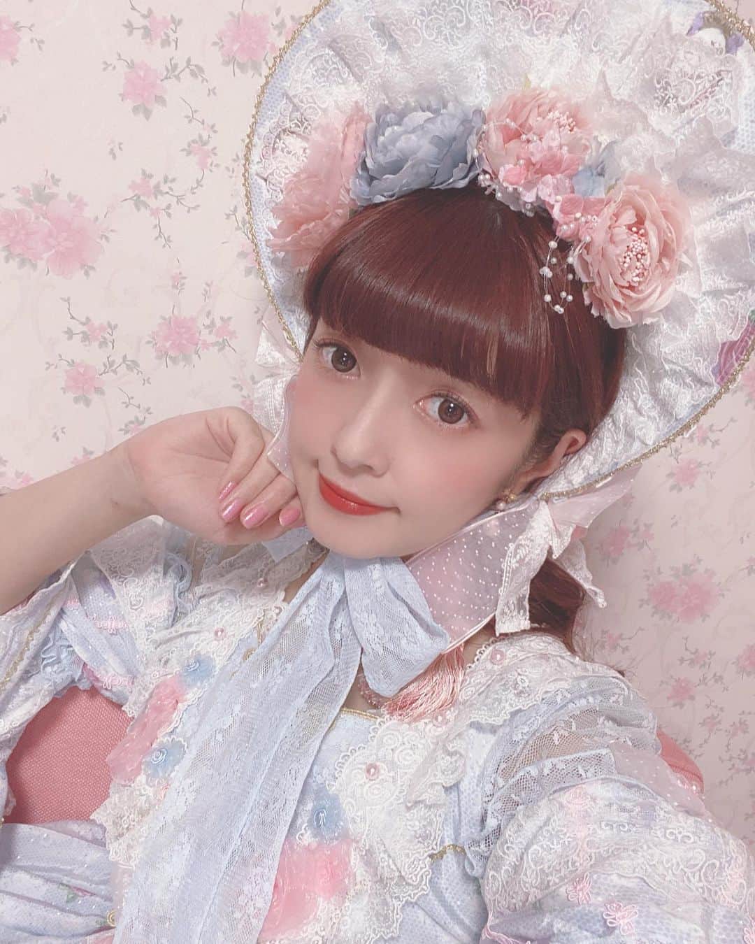青木美沙子さんのインスタグラム写真 - (青木美沙子Instagram)「今日も今日とてボンネット💓 ボンネットは無敵です💓」10月23日 17時45分 - misakoaoki