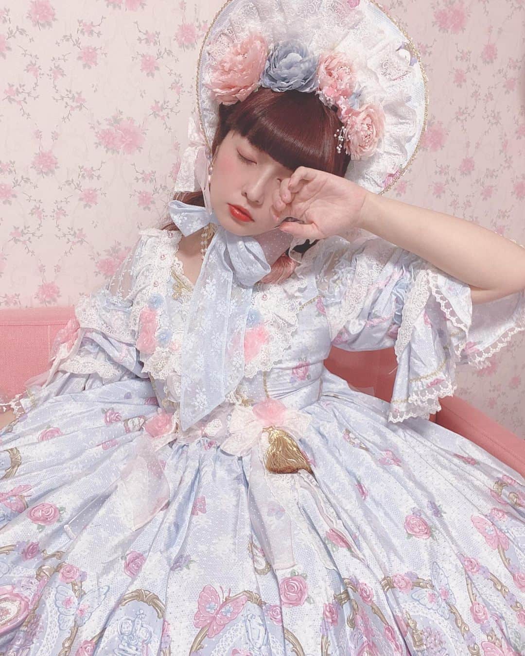 青木美沙子さんのインスタグラム写真 - (青木美沙子Instagram)「今日も今日とてボンネット💓 ボンネットは無敵です💓」10月23日 17時45分 - misakoaoki