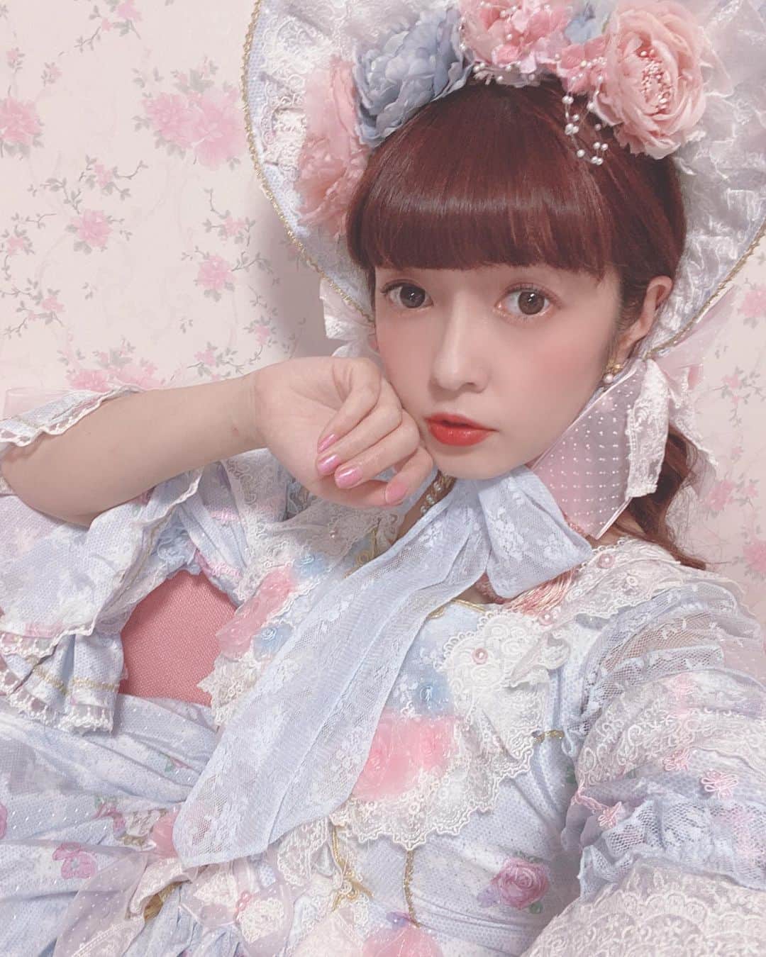 青木美沙子さんのインスタグラム写真 - (青木美沙子Instagram)「今日も今日とてボンネット💓 ボンネットは無敵です💓」10月23日 17時45分 - misakoaoki