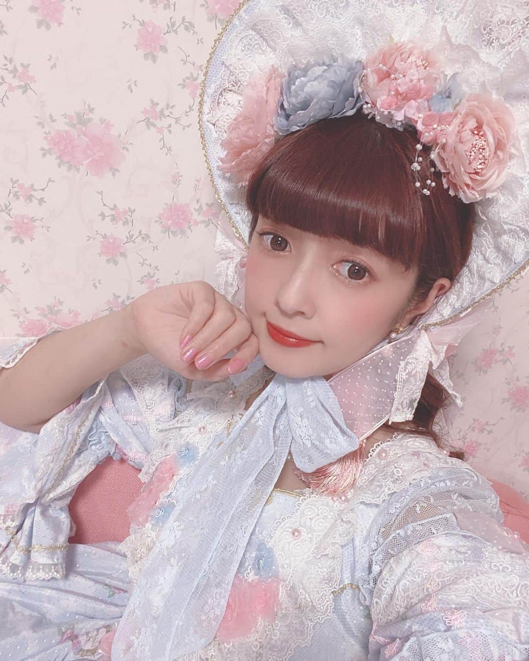 青木美沙子さんのインスタグラム写真 - (青木美沙子Instagram)「今日も今日とてボンネット💓 ボンネットは無敵です💓」10月23日 17時45分 - misakoaoki