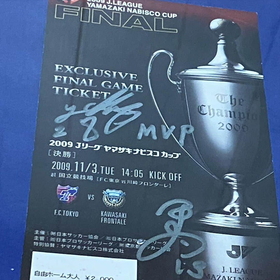 植田朝日のインスタグラム：「🔵🔴﻿ ﻿ 明日は『ルヴァンFINAL』最初の戦い『チケット争奪戦』だね。﻿ ﻿ 朝8時からソシオ枠、夜20時からはJリーグチケットでの販売。﻿ ﻿ いろんな準備を始めてるけどチケットが取れなきゃ何も始まらないからね。苦笑﻿ ﻿ オレも頑張りまーす！w﻿ ﻿ 不可能だけど欲しい人全員が取れますように‼️﻿ ﻿ #tokyo12 #fctokyo #FC東京 #ルヴァンカップ #ルヴァンFINAL #チケット争奪戦」