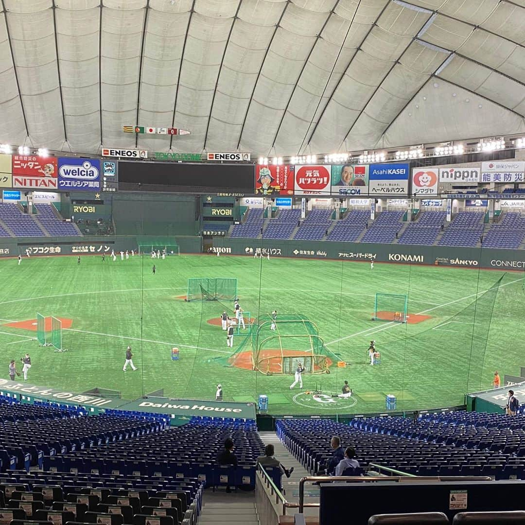 本野大輔さんのインスタグラム写真 - (本野大輔Instagram)「東京ドームに来ました！ コロナ禍で、東京に来るのは10ヶ月ぶり。 久々のドームです。  今日から巨人VS阪神伝統の一戦 夜7時から日本テレビ系列で全国ネット放送です。 私は阪神リポート担当です。  今シーズン最後の東京ドーム。 優勝へひた走る巨人を阪神が止めるのか。 ホームラン王の行方は。 是非ご覧ください！  #東京ドーム #阪神タイガース #巨人 #伝統の一戦 #中継 #読売テレビ」10月23日 17時57分 - daisuke.motono_ytv