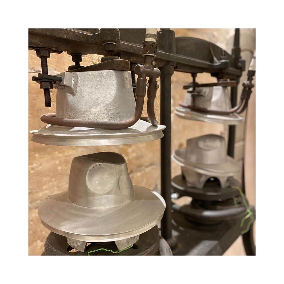 ラ・スリーズ・シュ・ル・シャポーさんのインスタグラム写真 - (ラ・スリーズ・シュ・ル・シャポーInstagram)「Nos presses sont arrivées !! Chaque chapeau de La Cerise sur le Chapeau est moulé sur ces presses en fonte d’aluminium de 1900.  - - - Our presses are arrived ! All of our hats are made on manual and pedal cast iron presses from 1900.  - - - #lacerisesurlechapeau #presses #savoirfaire #hatmaker #tradition #transmission #handmade #artisan #picoftheday #putsomecolorinyourlife #coloryourlife」10月23日 17時51分 - la_cerise_sur_le_chapeau