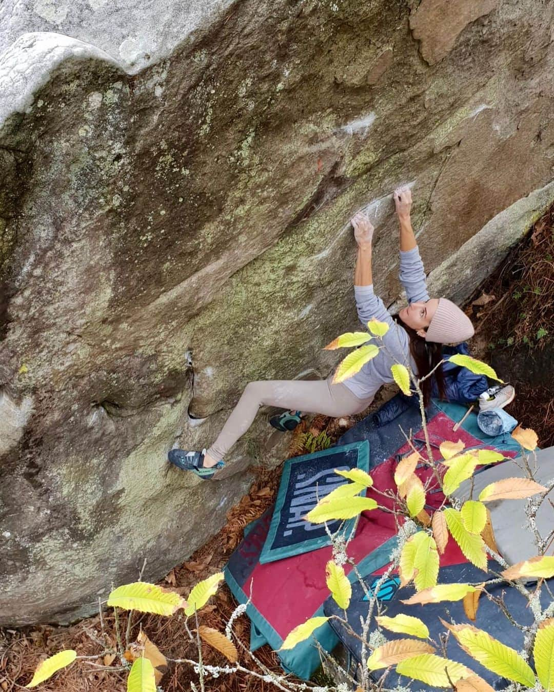 キャロライン・シノさんのインスタグラム写真 - (キャロライン・シノInstagram)「Deux petites photos du bloc que j’avais ouvert à la JA.  Je l’ai appelé « Vacances en Suisse » mais il est sous le nom de Pince à linge assis sur bleau.info🤦🏻‍♀️... Cotation à confirmer mais je pense que le 7C est là.  📸 @lumartinez_93 @crimpoilofficial #crimpoil #climbmassage #recoverfaster」10月23日 17時54分 - carosinno