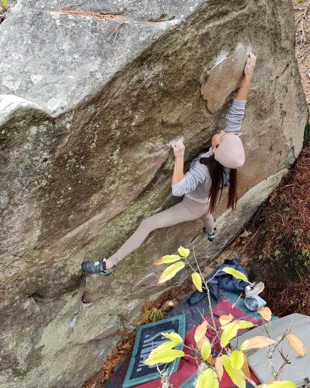 キャロライン・シノさんのインスタグラム写真 - (キャロライン・シノInstagram)「Deux petites photos du bloc que j’avais ouvert à la JA.  Je l’ai appelé « Vacances en Suisse » mais il est sous le nom de Pince à linge assis sur bleau.info🤦🏻‍♀️... Cotation à confirmer mais je pense que le 7C est là.  📸 @lumartinez_93 @crimpoilofficial #crimpoil #climbmassage #recoverfaster」10月23日 17時54分 - carosinno