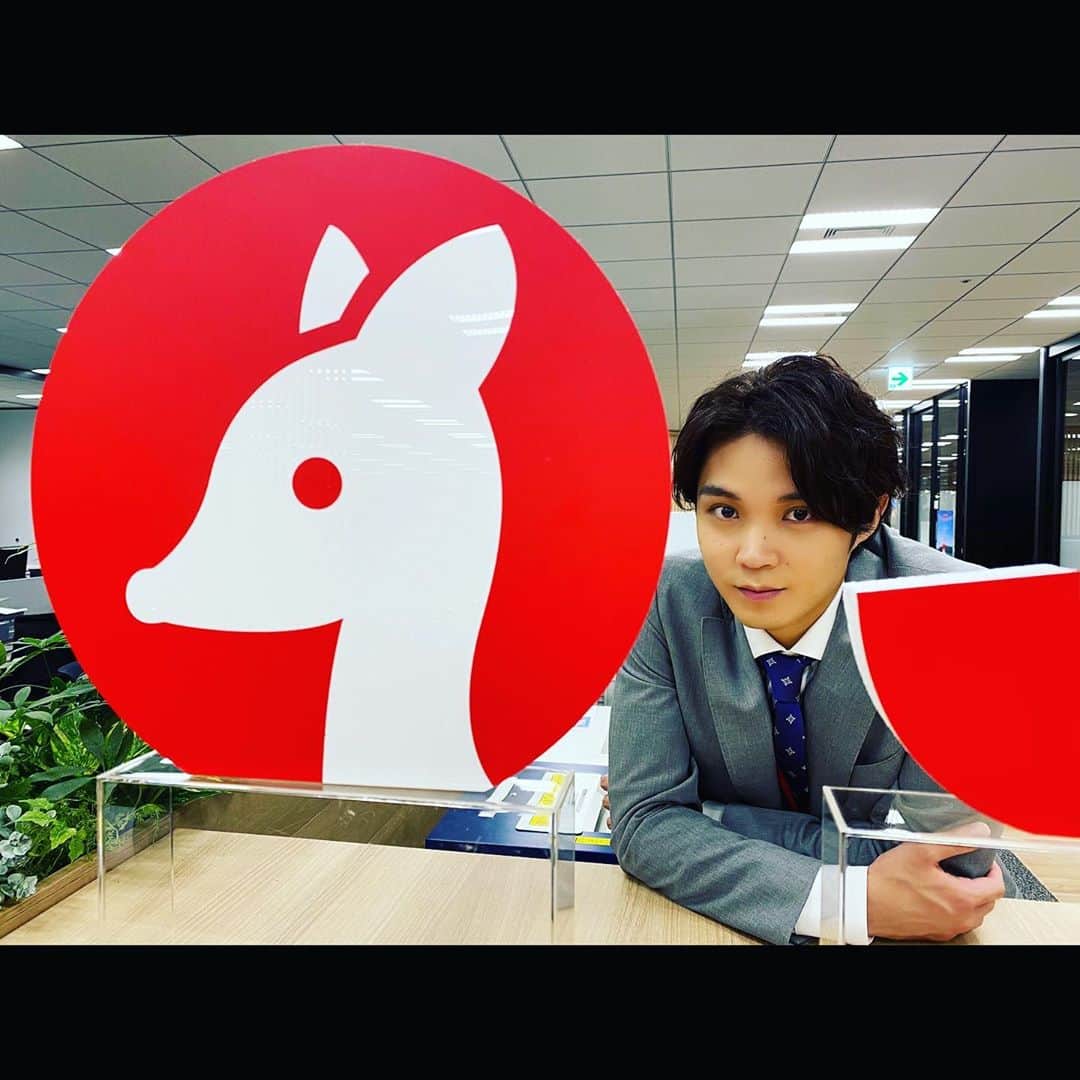 磯村勇斗のインスタグラム：「. 今夜22時より  金曜ドラマ「恋する母たち」  放送スタートです!!  毎週観てね！  #恋する母たち #こいはは」