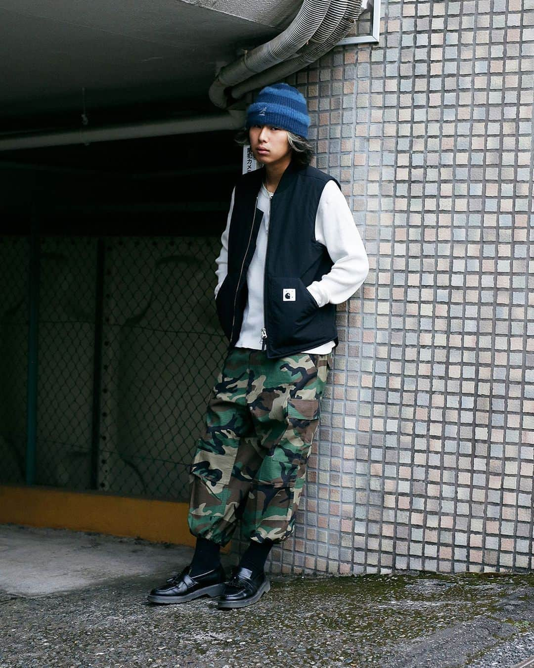 Droptokyoさんのインスタグラム写真 - (DroptokyoInstagram)「TOKYO STREET STYLE⁣⁣ ⁣ ⁣⁣⁣⁣⁣ Name: @sogdmorning  Occupation: Artist(@gdmrning_) Vest: #POPTRADINGCOMPANY × #CARHARTT Top: #Levis Pants: #ROTHCO Shoes: #LOAKE Knit cap: #KANGOL #streetstyle#droptokyo#tokyo#japan#streetscene#streetfashion#streetwear#streetculture#fashion#ストリートファッション#コーディネート ⁣⁣⁣⁣ Photography: @kyoheihattori」10月23日 18時06分 - drop_tokyo