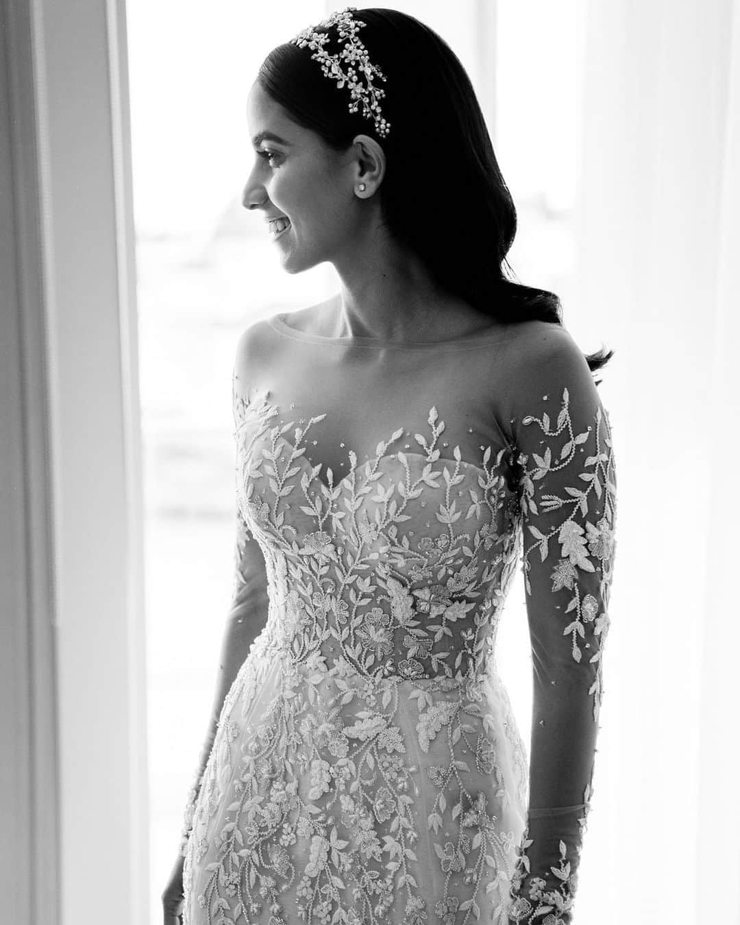 Steven Khalilさんのインスタグラム写真 - (Steven KhalilInstagram)「Intricate hand beaded and embroidered detailing for Monica’s custom gown  #StevenKhalilBride #StevenKhalil #KhalilBride   Image @siempreweddings」10月23日 17時58分 - steven_khalil