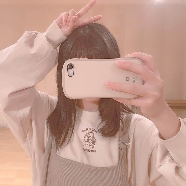 Dorothy Little Happyのインスタグラム：「・ 全部似てる色( *ˊᵕˋ) ・ ・ でもやっぱり好きな色は黄色!! ・ #鏡越し  #齋藤きらら」