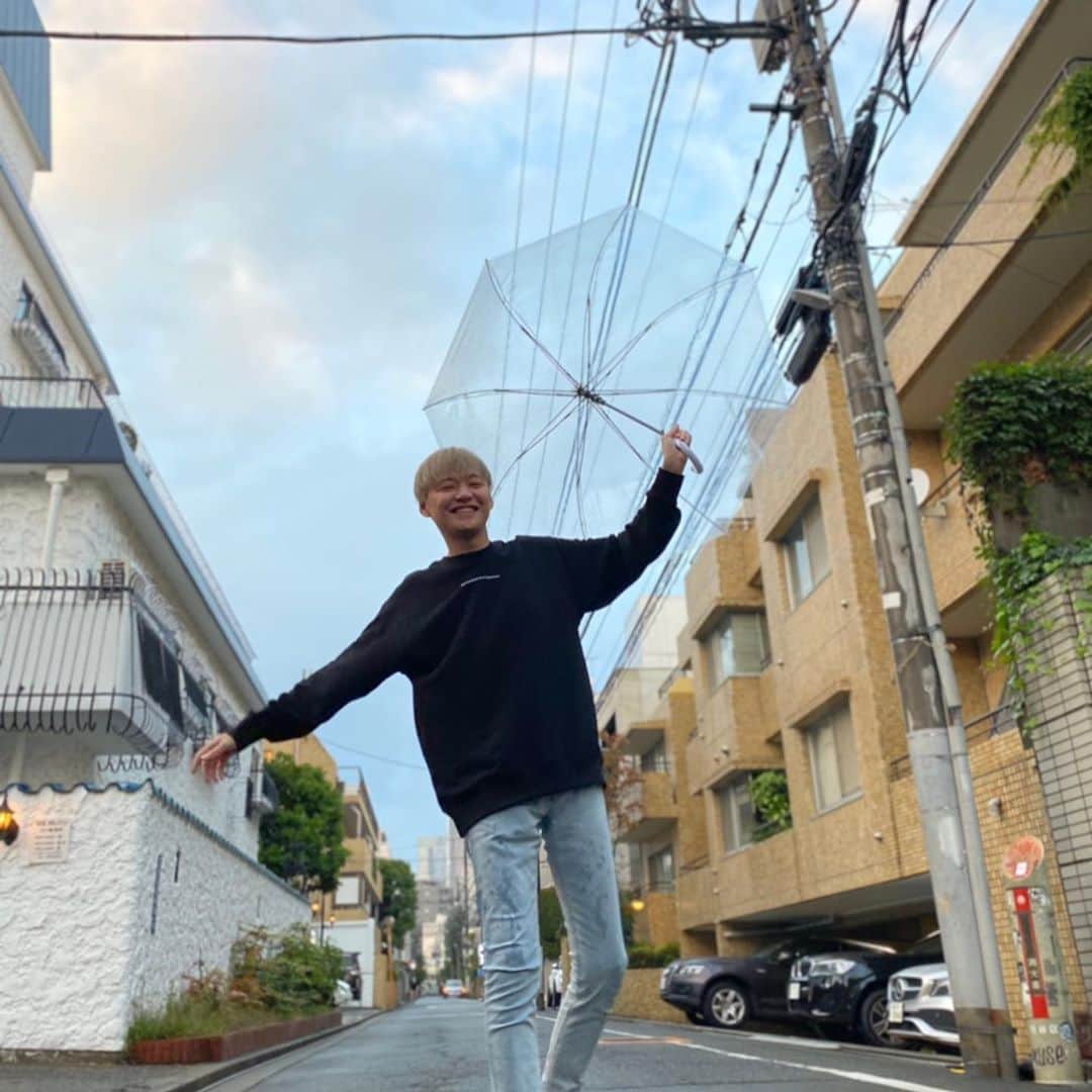 藤井達也のインスタグラム：「華金だねー⁄(⁄ ⁄•⁄ω⁄•⁄ ⁄)⁄੭ु⁾⁾   雨打たれる昭和男の写真撮ってーって 頼んだら晴れました🤣  バチェロレッテ・ジャパン シーズン1の７話と大暴露SPが配信スタートしました😄‼️  みてねー👍   #バチェラー #バチェロレッテ  #bachelor #bachelorette  #晴れ男 #藤井達也」
