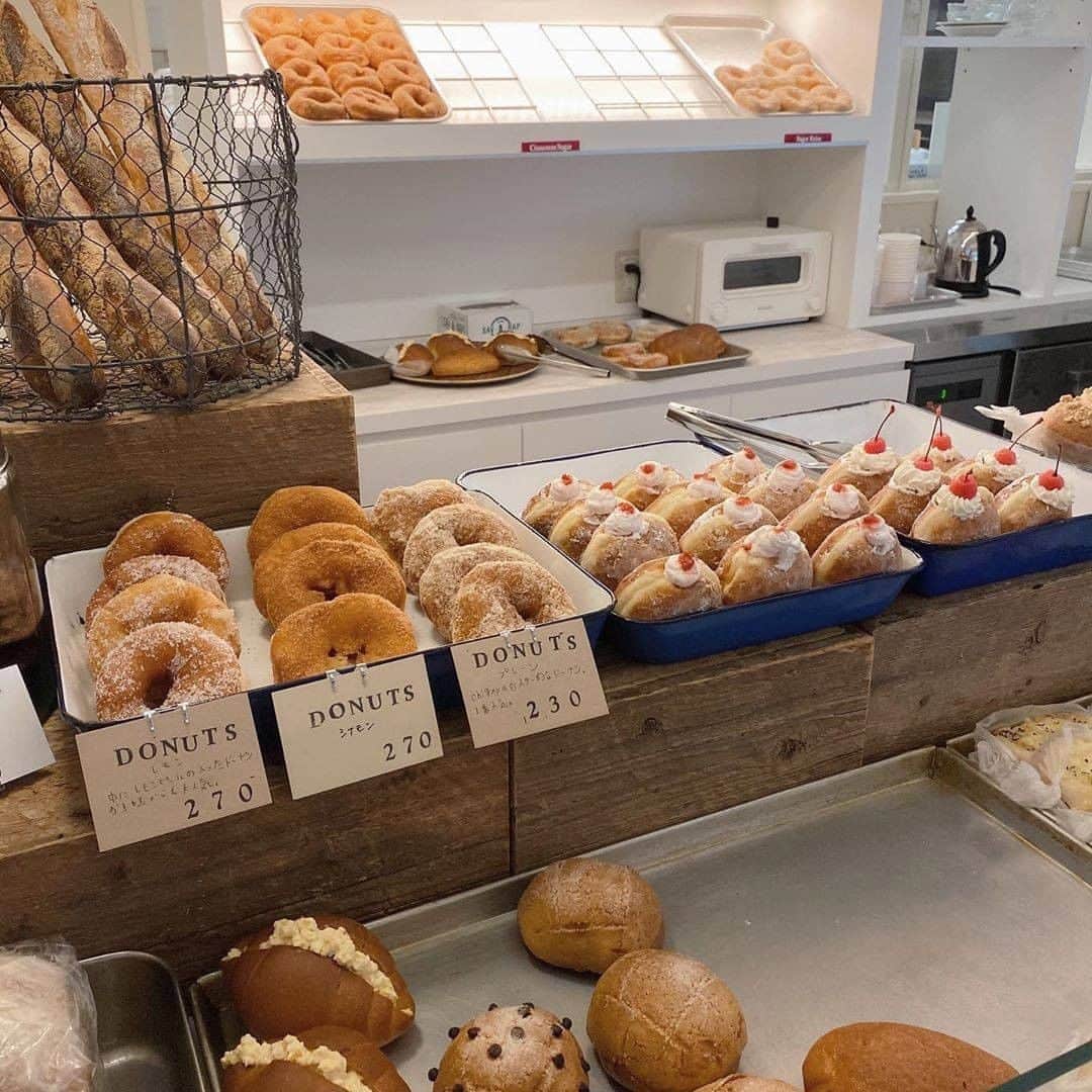 R i R y (リリー)さんのインスタグラム写真 - (R i R y (リリー)Instagram)「『 #commissarynihonbashi 🥯🤎﻿』　　  お洒落すぎるフードコート、Comissary 日本橋🍕🤍 #chigayabakery や #pizzaslice も食べれる😍  Photo by﻿  @xxayapink @suzylily._ ✴︎---------------✴︎---------------✴︎﻿ ﻿ ▶▶Instagram・Twitter・TikTokで掲載する写真を募集中📸﻿ カワイイ写真が撮れたら、@velle.jp をタグ付けするか、ハッシュタグ #velle_jp をつけて投稿してみてね♪﻿ ﻿ velle編集部と一緒にカワイイで溢れるvelleを創っていこう😚🤍  ✴︎---------------✴︎---------------✴︎﻿ #nihonbashi #tokyo #nihonbashicafe #tokyocafe #chigaya #chigayacommissary #日本橋カフェ #東京カフェ #日本橋ランチ #東京ランチ #パン屋さん #パン屋さん巡り #フードコート #かふぇすたぐらむ #カフェスタグラム #カフェ巡り #かふぇ巡り #かふぇ #カフェ #オシャレカフェ #日本橋カフェ #commissary #chigaya」10月23日 18時00分 - velle.jp