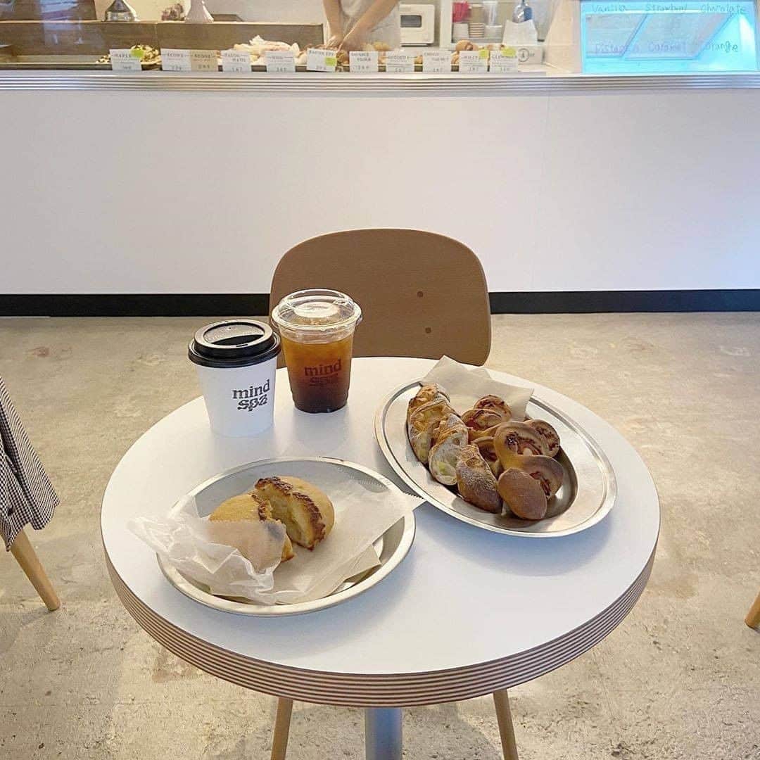 R i R y (リリー)さんのインスタグラム写真 - (R i R y (リリー)Instagram)「『 #commissarynihonbashi 🥯🤎﻿』　　  お洒落すぎるフードコート、Comissary 日本橋🍕🤍 #chigayabakery や #pizzaslice も食べれる😍  Photo by﻿  @xxayapink @suzylily._ ✴︎---------------✴︎---------------✴︎﻿ ﻿ ▶▶Instagram・Twitter・TikTokで掲載する写真を募集中📸﻿ カワイイ写真が撮れたら、@velle.jp をタグ付けするか、ハッシュタグ #velle_jp をつけて投稿してみてね♪﻿ ﻿ velle編集部と一緒にカワイイで溢れるvelleを創っていこう😚🤍  ✴︎---------------✴︎---------------✴︎﻿ #nihonbashi #tokyo #nihonbashicafe #tokyocafe #chigaya #chigayacommissary #日本橋カフェ #東京カフェ #日本橋ランチ #東京ランチ #パン屋さん #パン屋さん巡り #フードコート #かふぇすたぐらむ #カフェスタグラム #カフェ巡り #かふぇ巡り #かふぇ #カフェ #オシャレカフェ #日本橋カフェ #commissary #chigaya」10月23日 18時00分 - velle.jp