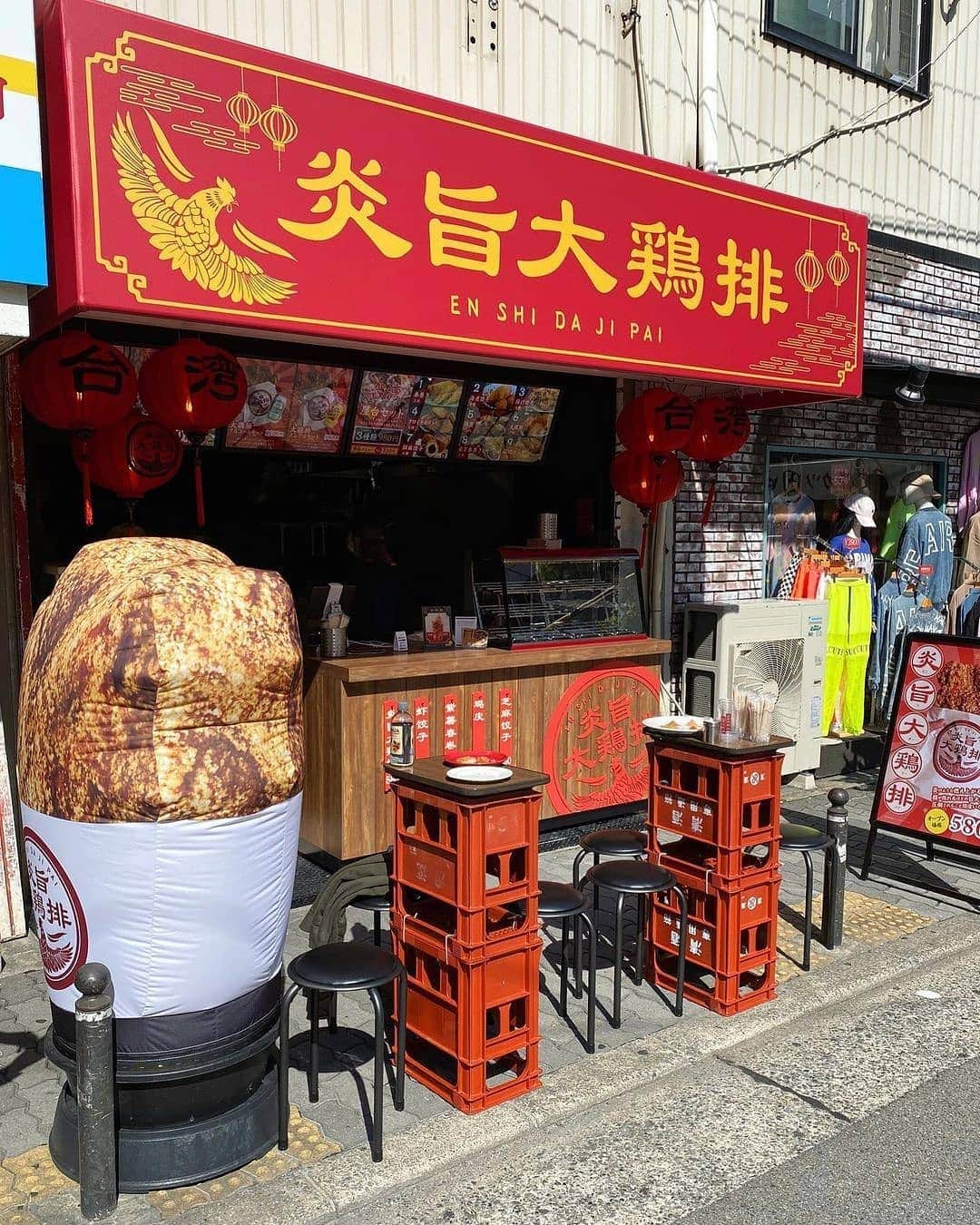 4meee!さんのインスタグラム写真 - (4meee!Instagram)「＼顔が隠れるほどの大きなフードが大阪に登場！／﻿ ﻿ 10/14にオープンした炎旨大鶏排✨﻿ こちらは、台湾発の大鶏排（ダージーパイ）のお店です。﻿ ﻿ 顔がスッポリ隠れる大きさなのに、なんと、 ▪️大鶏排　¥580﻿　！ ﻿ .﻿ 下味のスパイス（五香粉）が付いていて、さらにメニューよりお好みのスパイスを1つ☝️﻿ .﻿ 揚げたて熱々ジューシー😋💕﻿ 台湾ビールを始めとした豊富な台湾ドリンクと相性ももちろん抜群！♡﻿ .﻿ ＿＿＿＿＿＿＿＿＿＿＿＿＿＿＿﻿ 人気のセット✨﻿ ◎大鶏排＋アルコールセット ¥1.100﻿ ◎大鶏排＋ノンアルセット ¥900﻿ ・﻿ ・﻿ ▪️台湾屋台セット（単品より3種）¥980﻿ ▪️単品　¥350﻿ .﻿ ◎紫芋春巻き﻿ ◎大根餅﻿ ◎胡麻団子﻿ ◎揚げパン﻿ ・﻿ ・﻿ ▪️アップルサイダー　¥400﻿ ▪️台湾ビール　¥600﻿ ＿＿＿＿＿＿＿＿＿＿＿＿＿＿＿＿﻿ ﻿﻿ ■#4meee_cafe﻿ 📍大阪市中央区西心斎橋1-15-15 野々垣ビル 1階﻿  🕛﻿ 〈月〜木・日〉11:30〜22:00﻿ 〈金・土・祝前〉11:30〜23:00﻿ ﻿ Photo by﻿ @fox.osaka ﻿﻿ 流行りのアイテでムやスポットには　@4meee_com をタグ付けして投稿してください🎀﻿﻿ .﻿ #4MEEE#フォーミー#アラサー女子#女子力向上委員会﻿﻿ #炎旨大鶏排 #enshidajipai #エンシダージーパイ #台湾 #台湾屋台料理 #アメリカ村 #アメリカ村グルメ #アメリカ村ランチ #西心斎橋グルメ #心斎橋グルメ #心斎橋ランチ #心斎橋食べ歩き #心斎橋テイクアウト #大阪グルメ #大阪台湾料理 #大阪テイクアウト #ういらぶ大阪」10月23日 18時01分 - 4meee_com