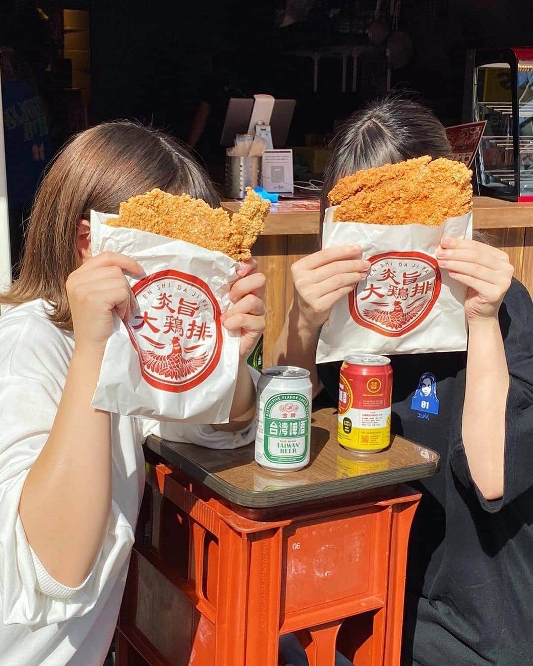 4meee!さんのインスタグラム写真 - (4meee!Instagram)「＼顔が隠れるほどの大きなフードが大阪に登場！／﻿ ﻿ 10/14にオープンした炎旨大鶏排✨﻿ こちらは、台湾発の大鶏排（ダージーパイ）のお店です。﻿ ﻿ 顔がスッポリ隠れる大きさなのに、なんと、 ▪️大鶏排　¥580﻿　！ ﻿ .﻿ 下味のスパイス（五香粉）が付いていて、さらにメニューよりお好みのスパイスを1つ☝️﻿ .﻿ 揚げたて熱々ジューシー😋💕﻿ 台湾ビールを始めとした豊富な台湾ドリンクと相性ももちろん抜群！♡﻿ .﻿ ＿＿＿＿＿＿＿＿＿＿＿＿＿＿＿﻿ 人気のセット✨﻿ ◎大鶏排＋アルコールセット ¥1.100﻿ ◎大鶏排＋ノンアルセット ¥900﻿ ・﻿ ・﻿ ▪️台湾屋台セット（単品より3種）¥980﻿ ▪️単品　¥350﻿ .﻿ ◎紫芋春巻き﻿ ◎大根餅﻿ ◎胡麻団子﻿ ◎揚げパン﻿ ・﻿ ・﻿ ▪️アップルサイダー　¥400﻿ ▪️台湾ビール　¥600﻿ ＿＿＿＿＿＿＿＿＿＿＿＿＿＿＿＿﻿ ﻿﻿ ■#4meee_cafe﻿ 📍大阪市中央区西心斎橋1-15-15 野々垣ビル 1階﻿  🕛﻿ 〈月〜木・日〉11:30〜22:00﻿ 〈金・土・祝前〉11:30〜23:00﻿ ﻿ Photo by﻿ @fox.osaka ﻿﻿ 流行りのアイテでムやスポットには　@4meee_com をタグ付けして投稿してください🎀﻿﻿ .﻿ #4MEEE#フォーミー#アラサー女子#女子力向上委員会﻿﻿ #炎旨大鶏排 #enshidajipai #エンシダージーパイ #台湾 #台湾屋台料理 #アメリカ村 #アメリカ村グルメ #アメリカ村ランチ #西心斎橋グルメ #心斎橋グルメ #心斎橋ランチ #心斎橋食べ歩き #心斎橋テイクアウト #大阪グルメ #大阪台湾料理 #大阪テイクアウト #ういらぶ大阪」10月23日 18時01分 - 4meee_com